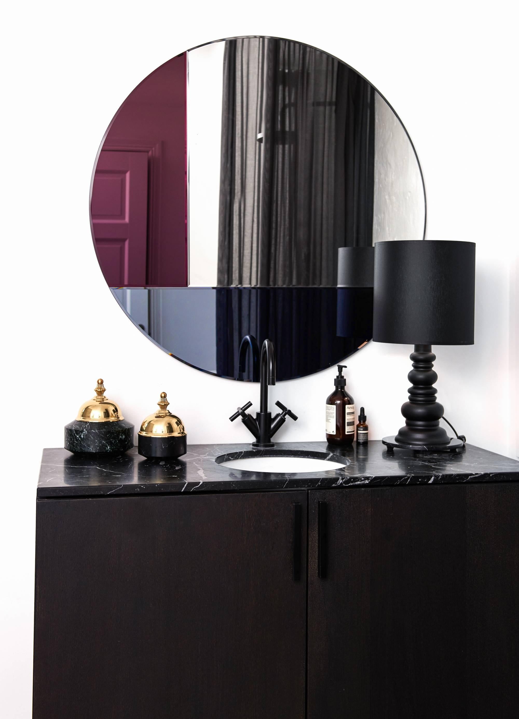 Nouveau Design Colorful mirror, NOUVEAU 90
Mirror
4mm faceted mirror on black painted mdf
Diameter: 90 cm

NOUVEAU 90
The Nouveau 70/80/90 round mirror serie unites elegance with simplicity and is characterised by its geometric color