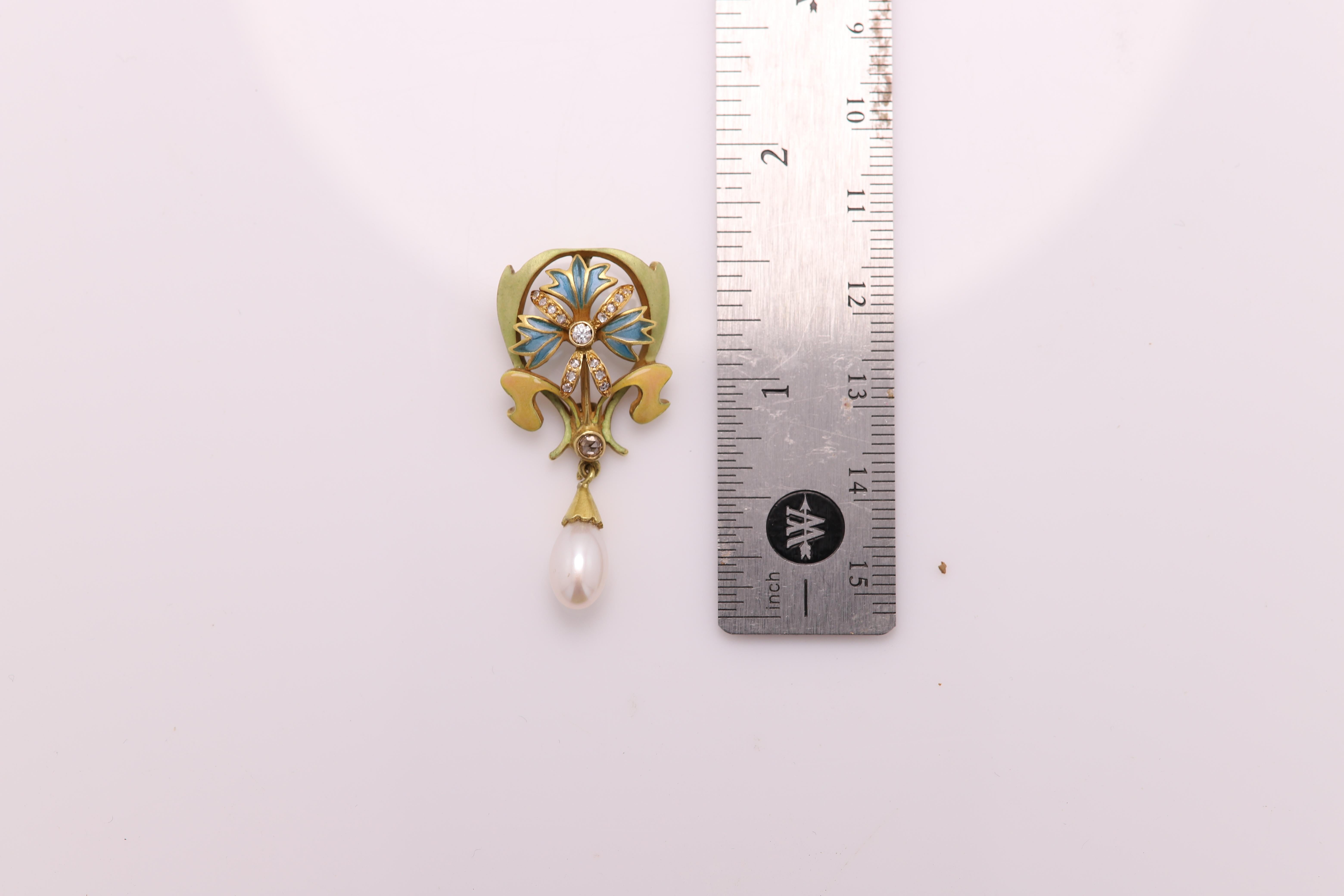 Art nouveau Pendentif en or 18 carats et émail, style nouveau  Style fleur et perle  en vente