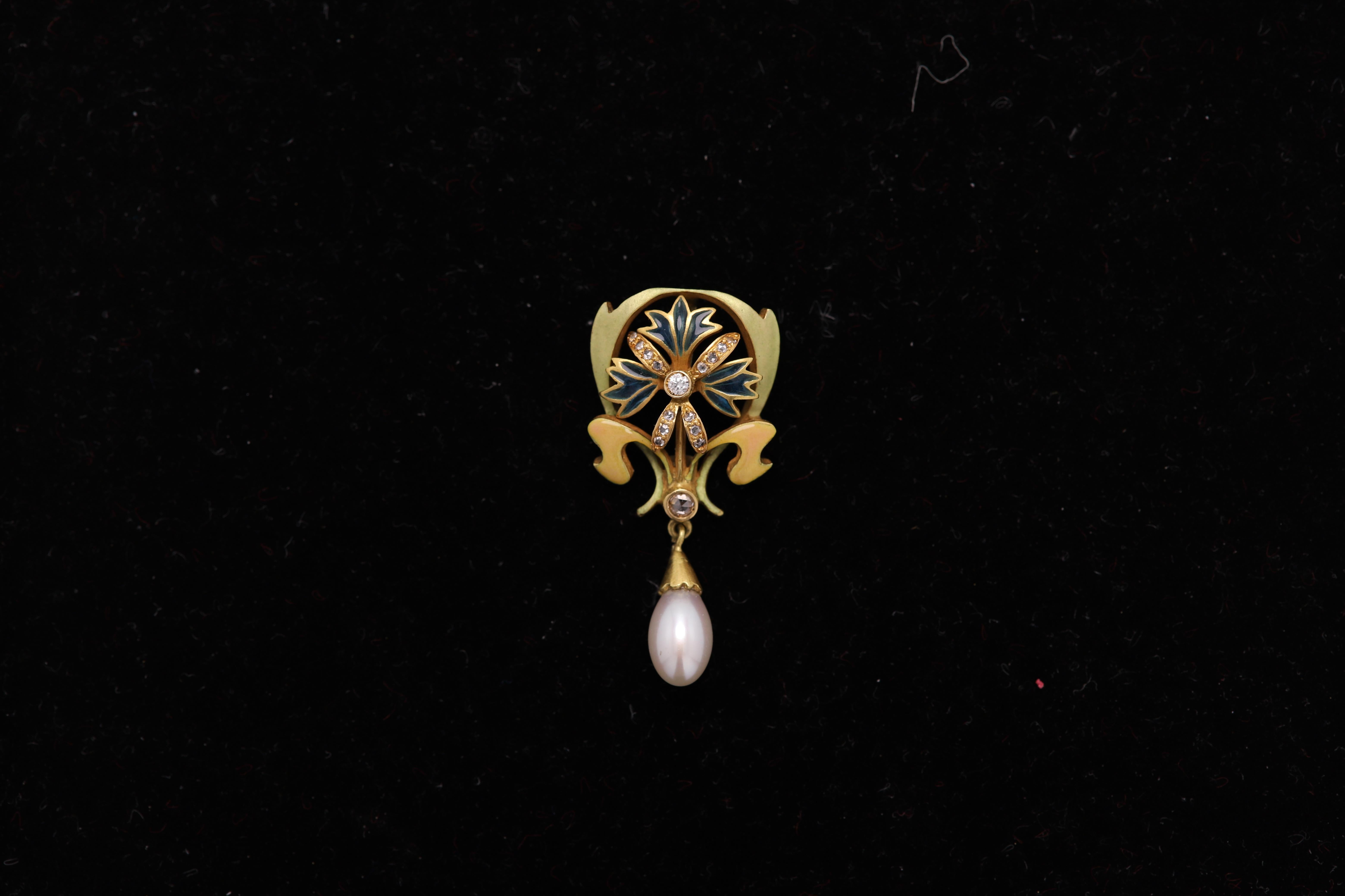 Taille ronde Pendentif en or 18 carats et émail, style nouveau  Style fleur et perle  en vente