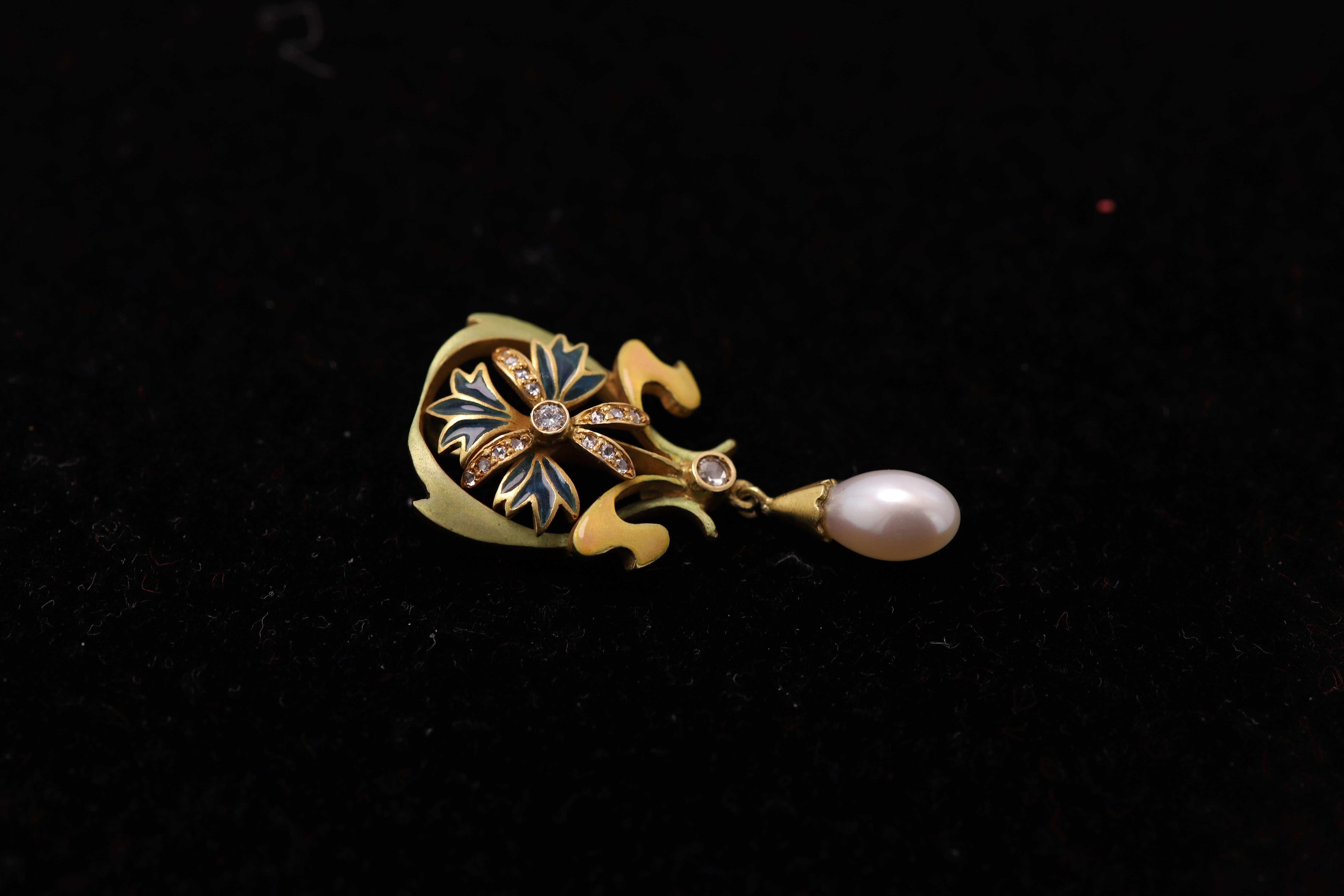 Art Nouveau Nouveau Enamel Pendant 18 Karat Gold  Flower and Pearl Style  For Sale