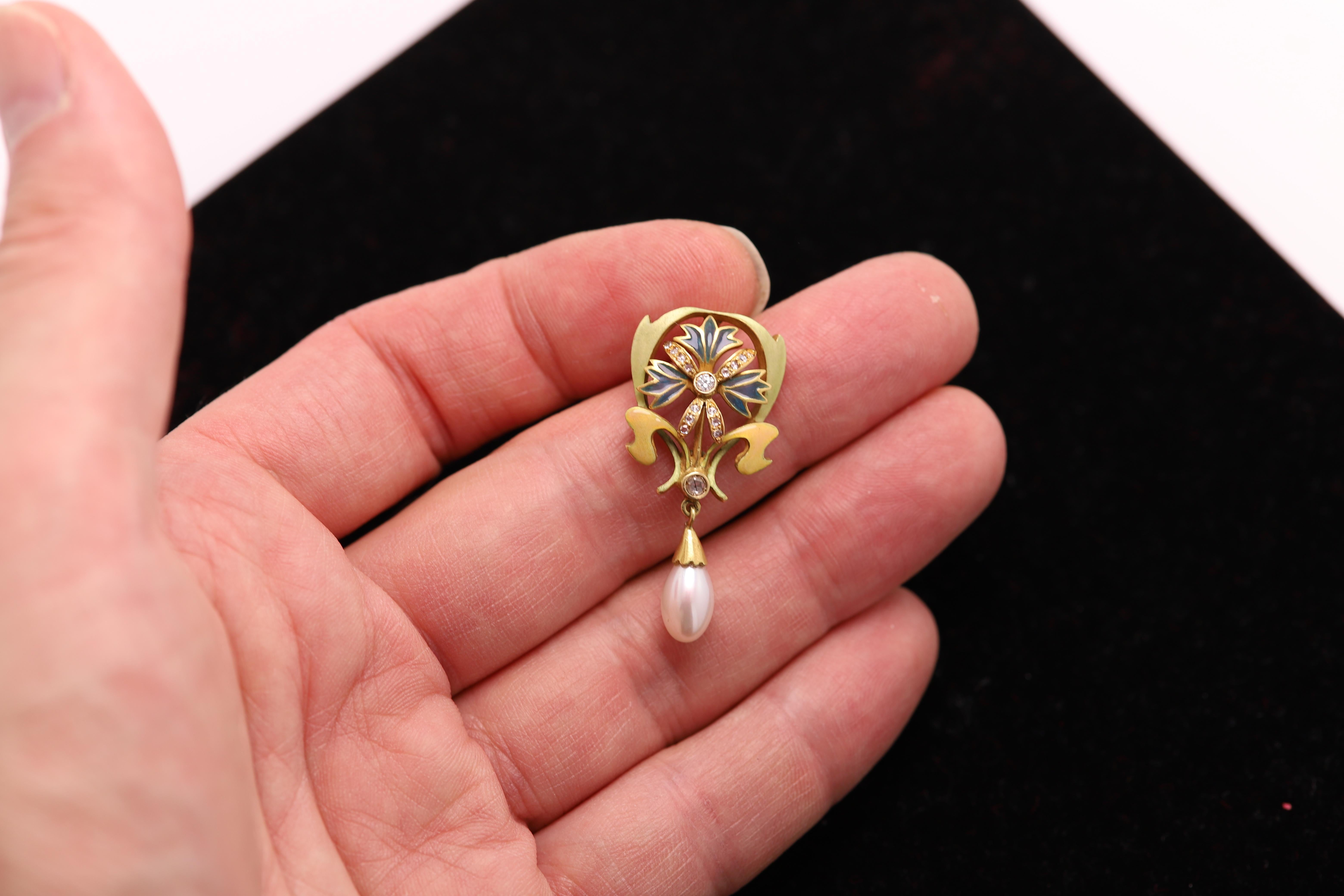 Round Cut Nouveau Enamel Pendant 18 Karat Gold  Flower and Pearl Style  For Sale
