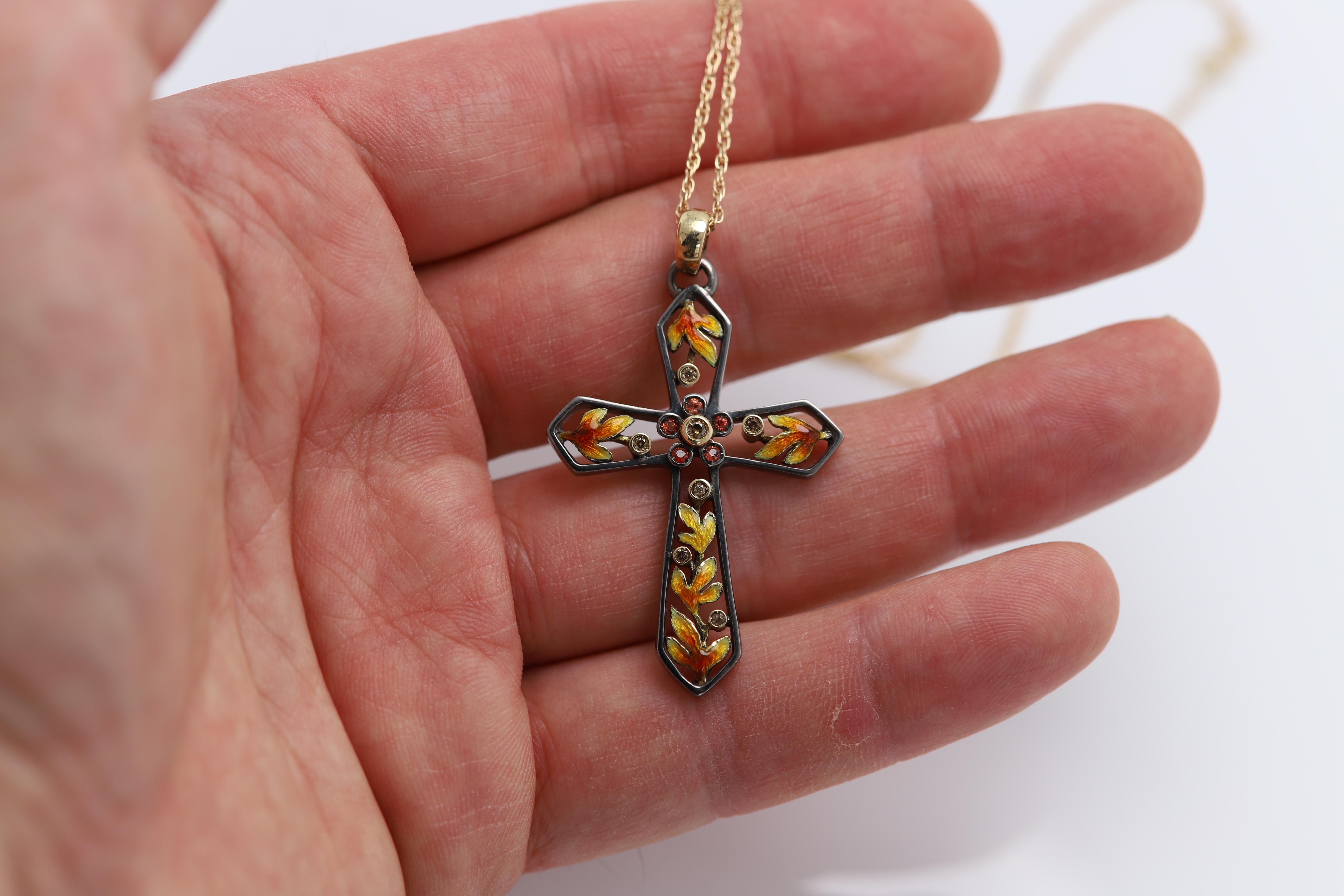 Croix Art nouveau en or jaune 18 carats, argent, diamants et saphirs en vente 1