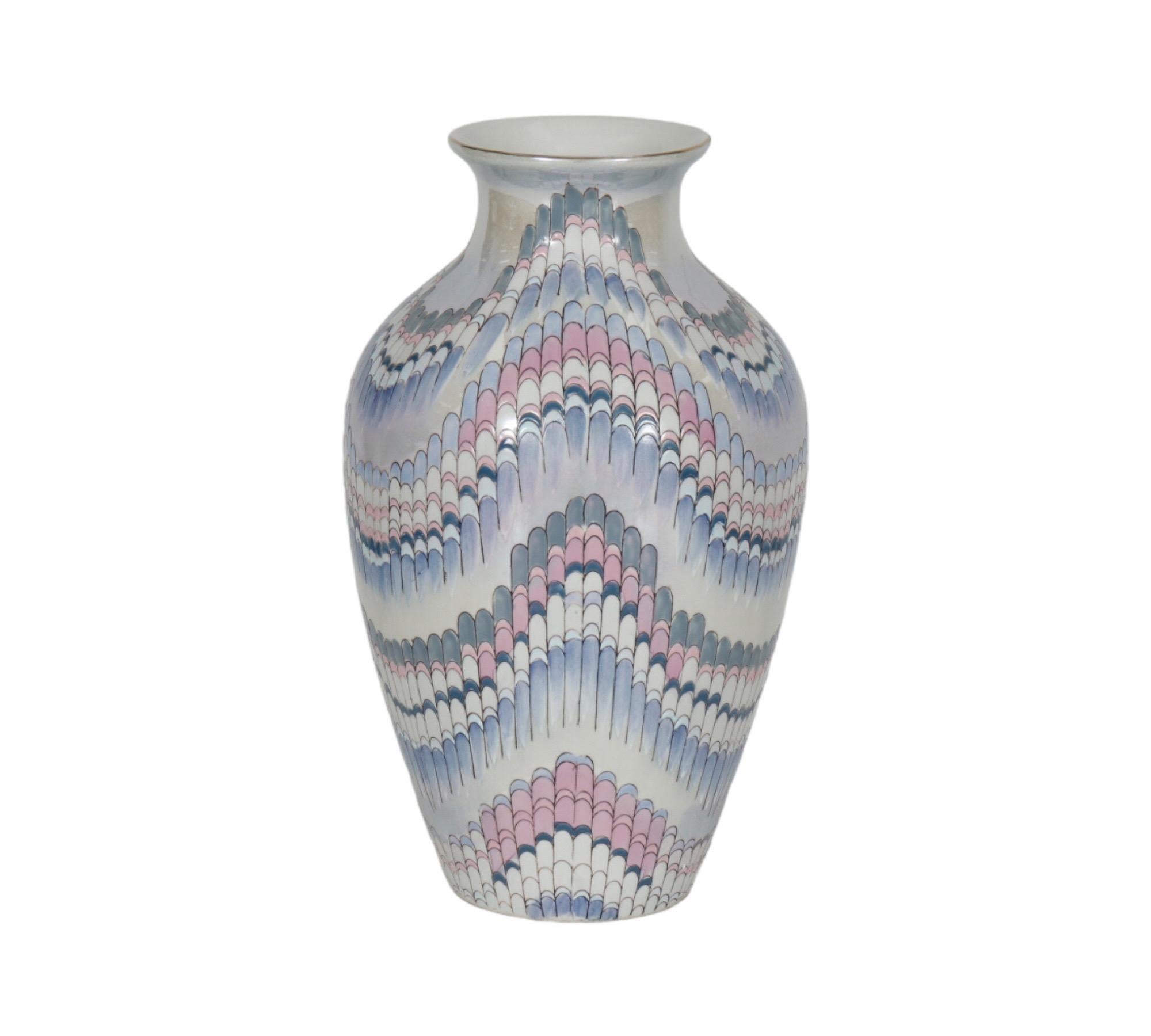 Un vaso in ceramica Nouveau Lustre realizzato da Toyo. Leggermente in rilievo con un motivo a punto fiamma e dipinto a mano con sfumature iridescenti rosa, viola, blu e giada sul bianco. Con il marchio 