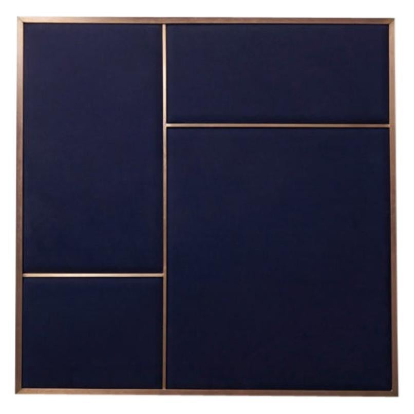 Bacheca media Nouveau in blu navy e cornice in ottone di All The Way To Paris