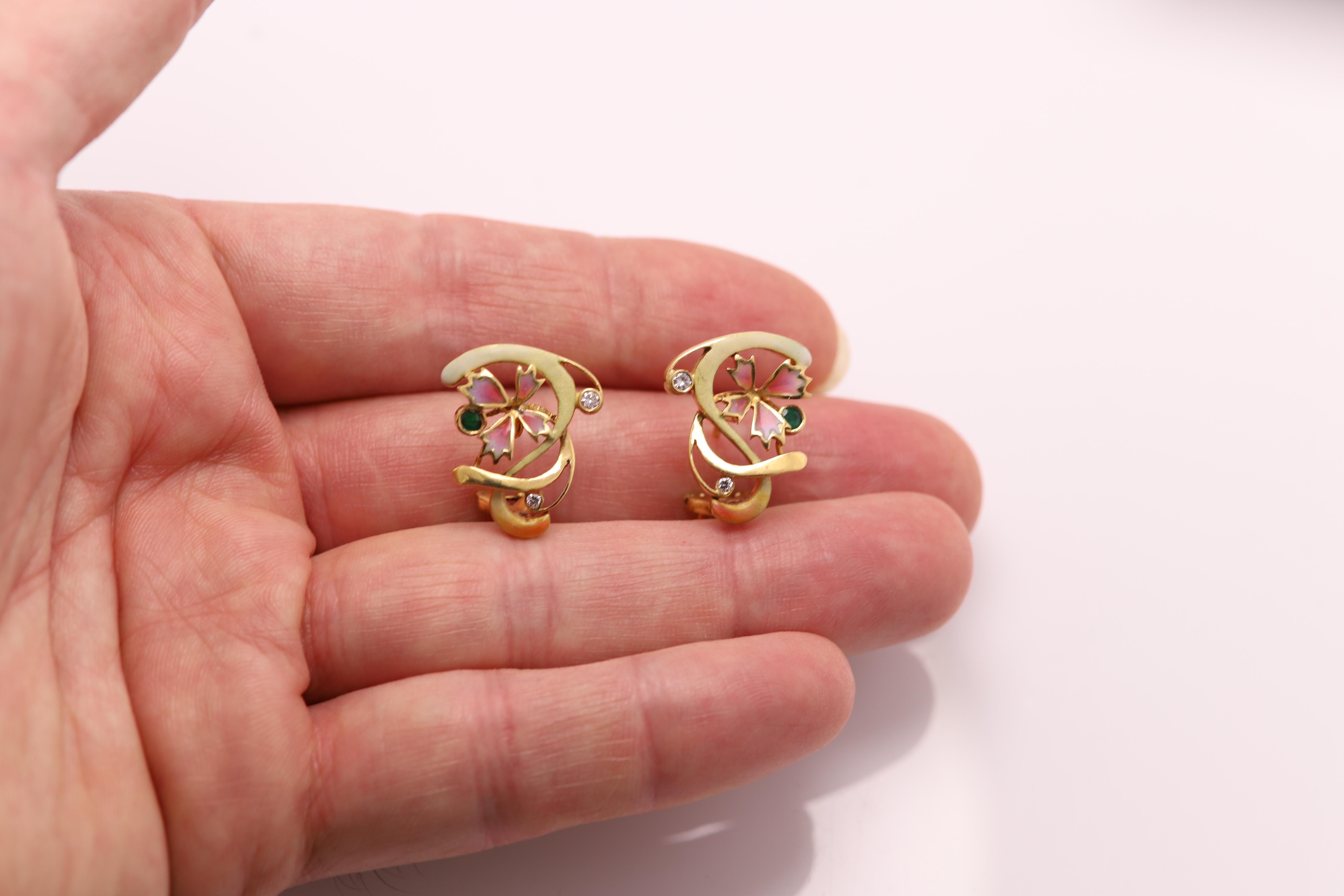 Vintage Hand made in Spain Emaille-Ohrringe
18k Gelbgold 
ungefähre Größe 0,80'  zoll (22 mm)
hat zwei Diamanten und einen Smaragd an jedem Ohr
Gesamtgewicht 11 Gramm.
Der Stil basiert auf der Nouveau-Ära 
dies ist ein neuer Artikel, jedoch habe ich