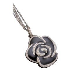 Collana con ciondolo Chamelia in oro bianco 18k e smalto nero e diamanti Nouvelle Bague