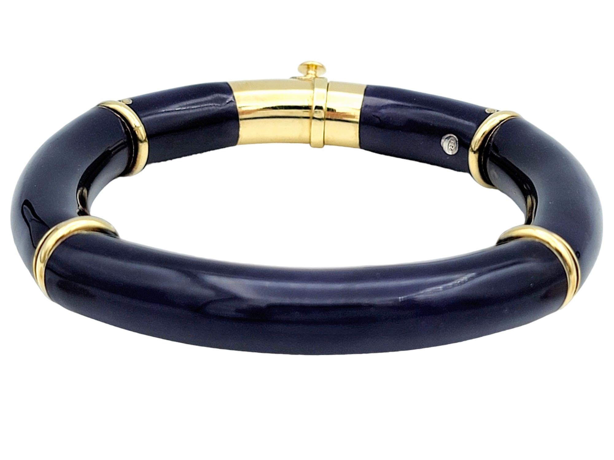 This beautiful La Nouvelle Bague flex bangle is a stunning piece of jewelry that seamlessly combines elegance with contemporary style. Crafted from 18 karat yellow gold, this bangle exudes luxury and sophistication. Its flexible design allows for