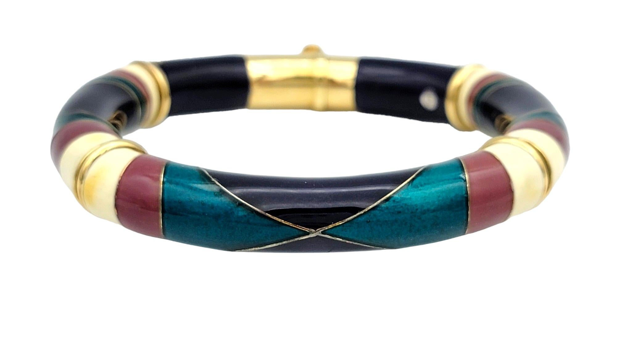 Dieser wunderschöne Flex-Armreif von La Nouvelle Bague ist ein atemberaubendes Schmuckstück, das Eleganz und modernen Stil nahtlos miteinander verbindet. Diese Armspange aus 18 Karat Gelbgold strahlt Luxus und Raffinesse aus. Sein flexibles Design