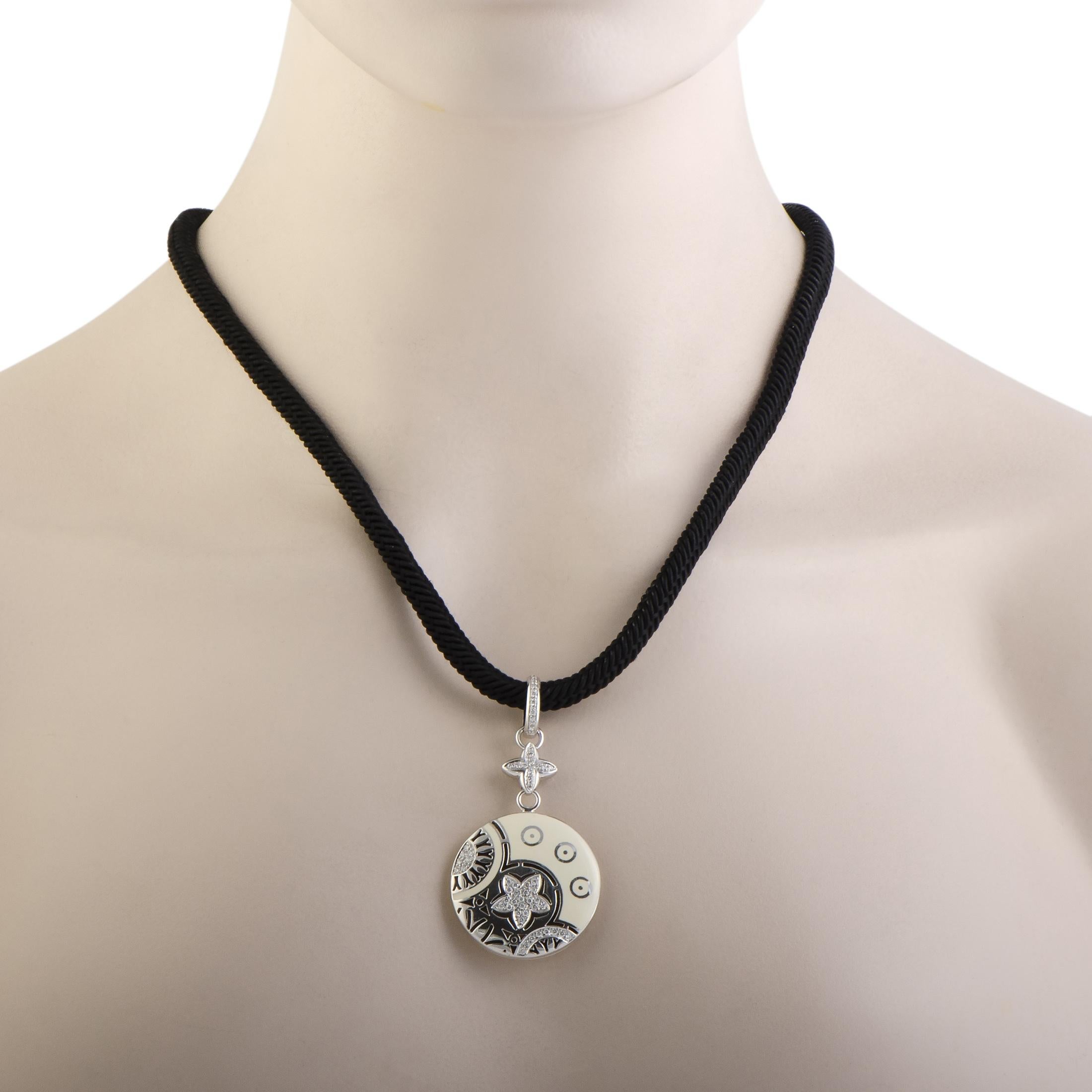 Presented with an eye-catching black cord onto which a splendidly decorated pendant is attached, this gorgeous necklace offers an exceptionally stylish appearance. The necklace is beautifully designed by Nouvelle Bague and it is crafted from 18K