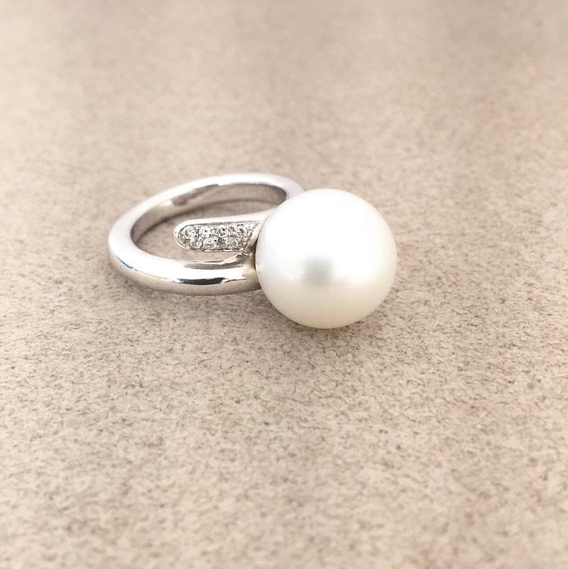 Nouvelle Bague Pearl and Diamonds in 18k White Gold 
Ring Size 7
A1821