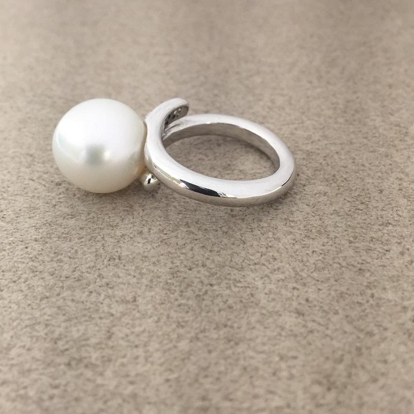 Nouvelle Bague Pearl and Diamond Ladies Ring A1821 In New Condition For Sale In Wilmington, DE
