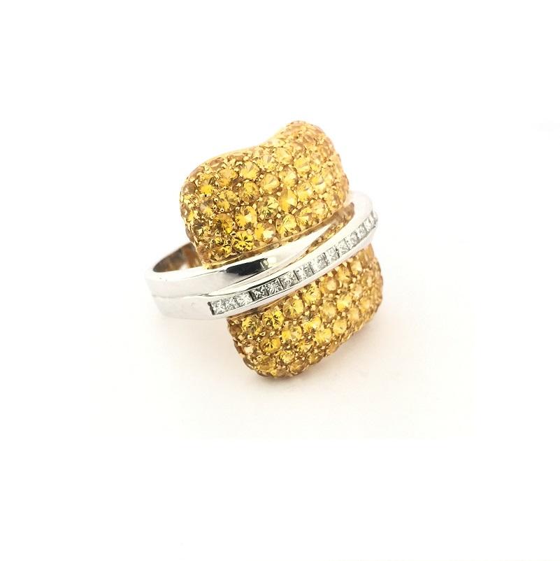 Nouvelle Bague Saphir jaune et diamants taille princesse en or jaune et blanc 18k 
Taille de l'anneau 8
A1715
