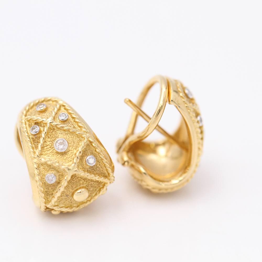 Orecchini in oro giallo : 12 diamanti taglio Brilliante con un peso totale approssimativo di 0,12 carati, in qualità G/Vs : Chiusura Omega : Oro giallo 18 kt. : 12,39 grammi : 18 cm di lunghezza e 12 mm di larghezza : Questi orecchini sono in