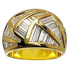 Nova 18 Karat Gelbgold und spitz zulaufender Baguette-Diamant 2,88 Karat Ring