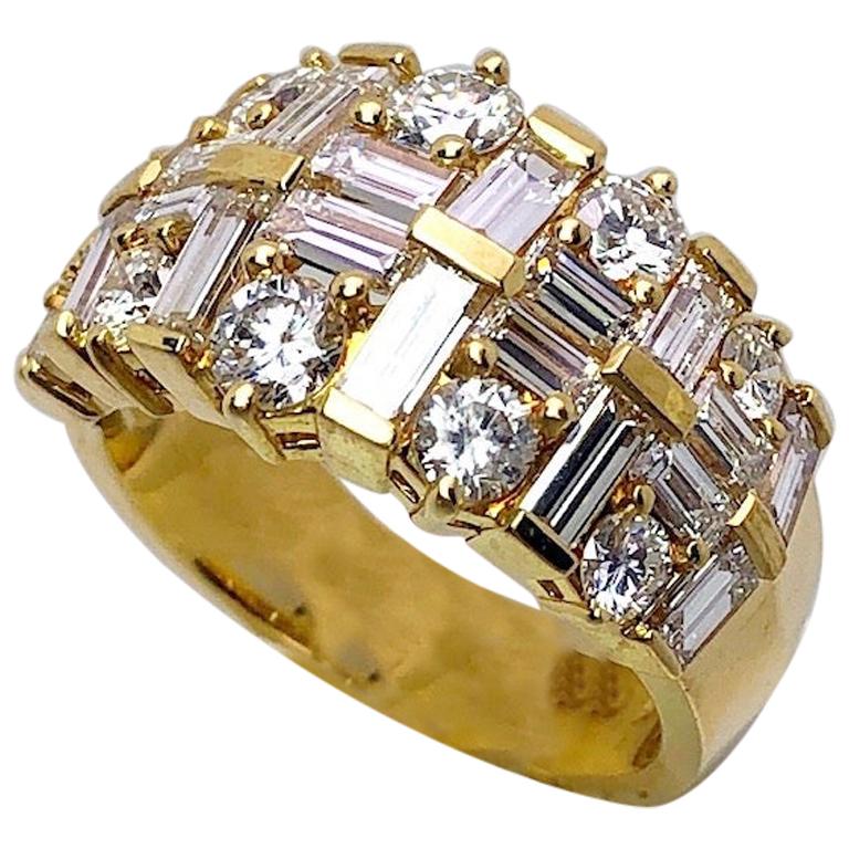 Nova 18 Karat Yellow Gold Ring with 3.48 Carat Round and Baguette Diamonds For Sale
