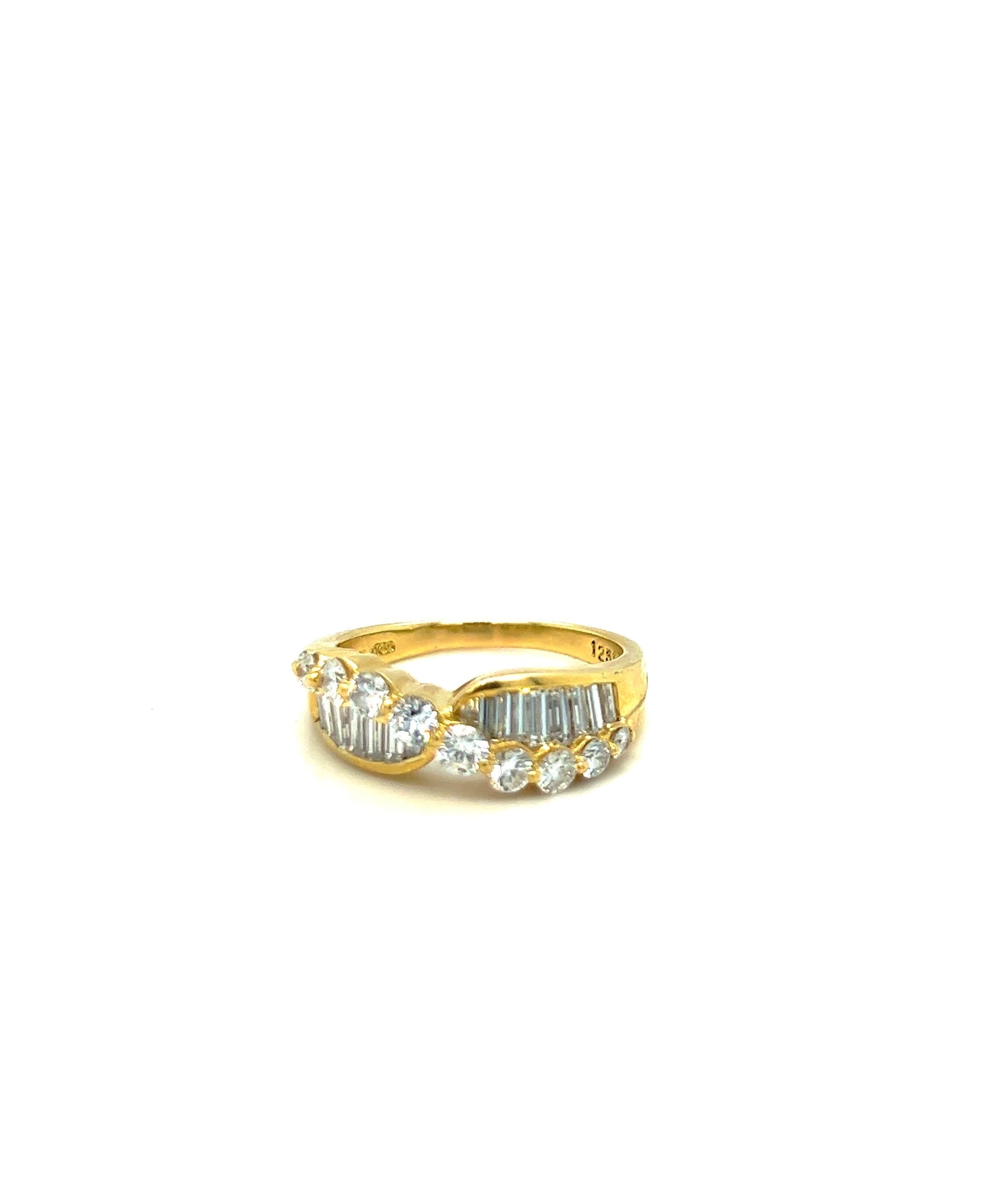 Nova 18KT Gelbgold 1,93 Karat. Diamantring mit rundem und Baguette-Diamant (Rundschliff) im Angebot