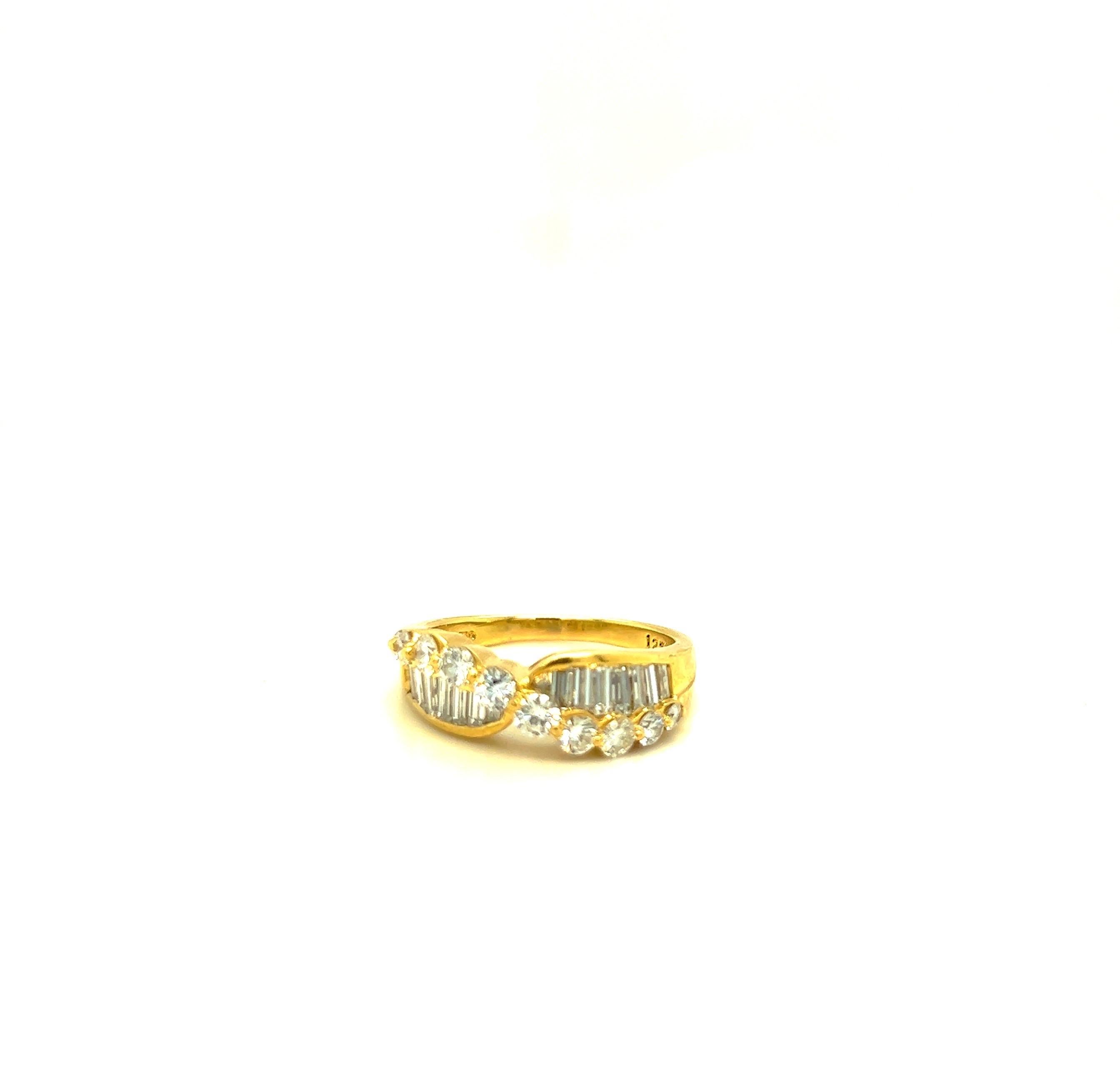Nova 18KT Gelbgold 1,93 Karat. Diamantring mit rundem und Baguette-Diamant für Damen oder Herren im Angebot