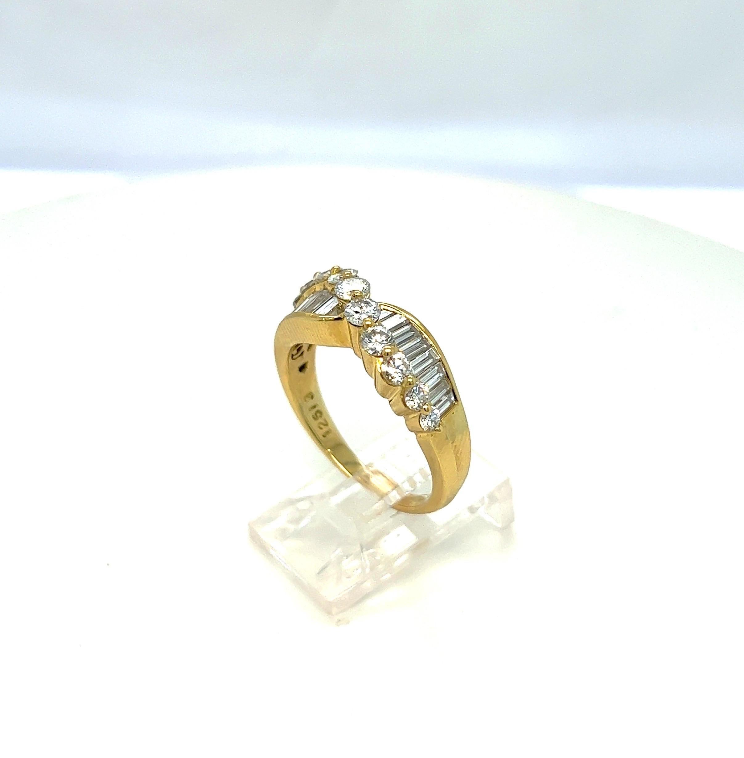 Nova 18KT Gelbgold 1,93 Karat. Diamantring mit rundem und Baguette-Diamant im Angebot 1