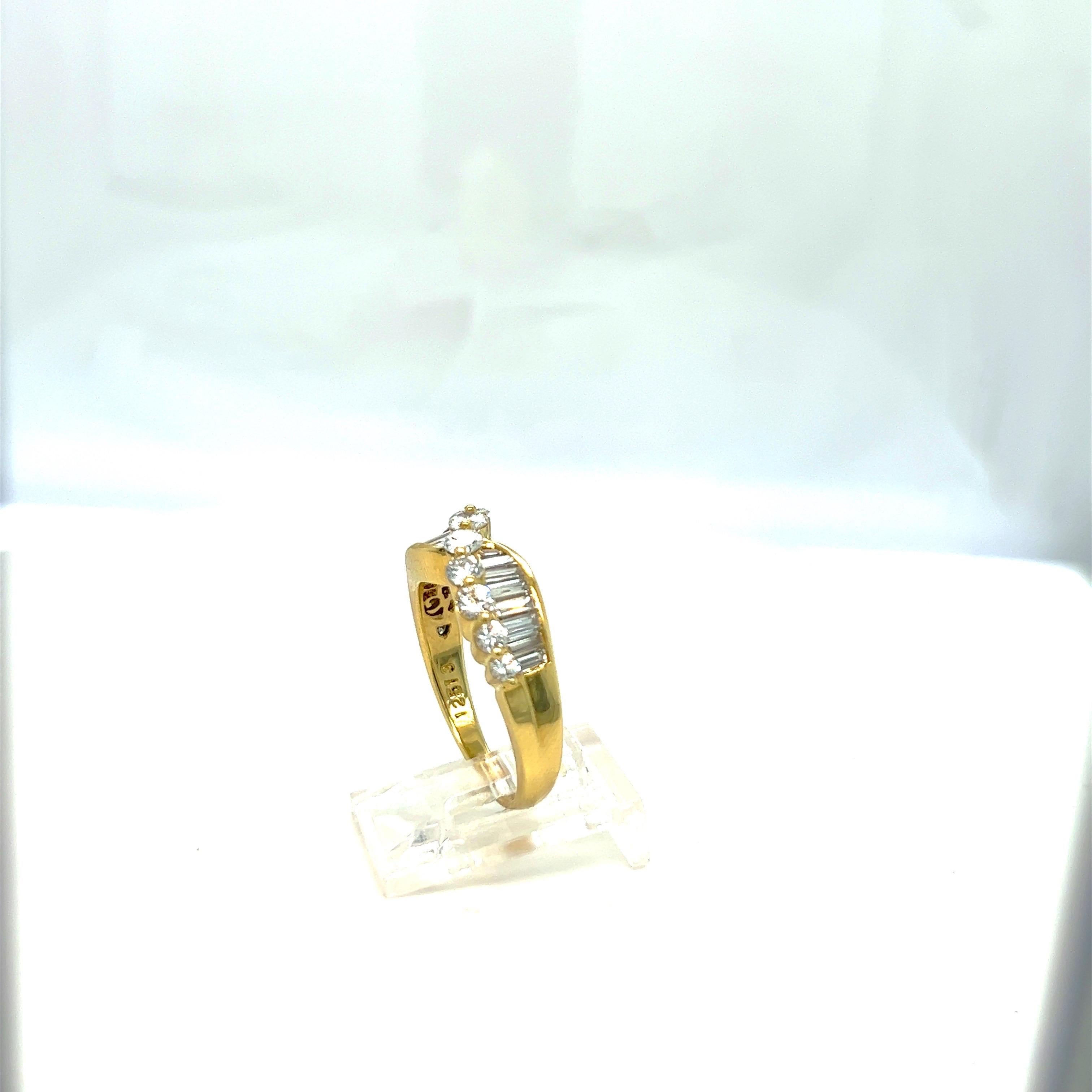 Nova 18KT Gelbgold 1,93 Karat. Diamantring mit rundem und Baguette-Diamant im Angebot 2