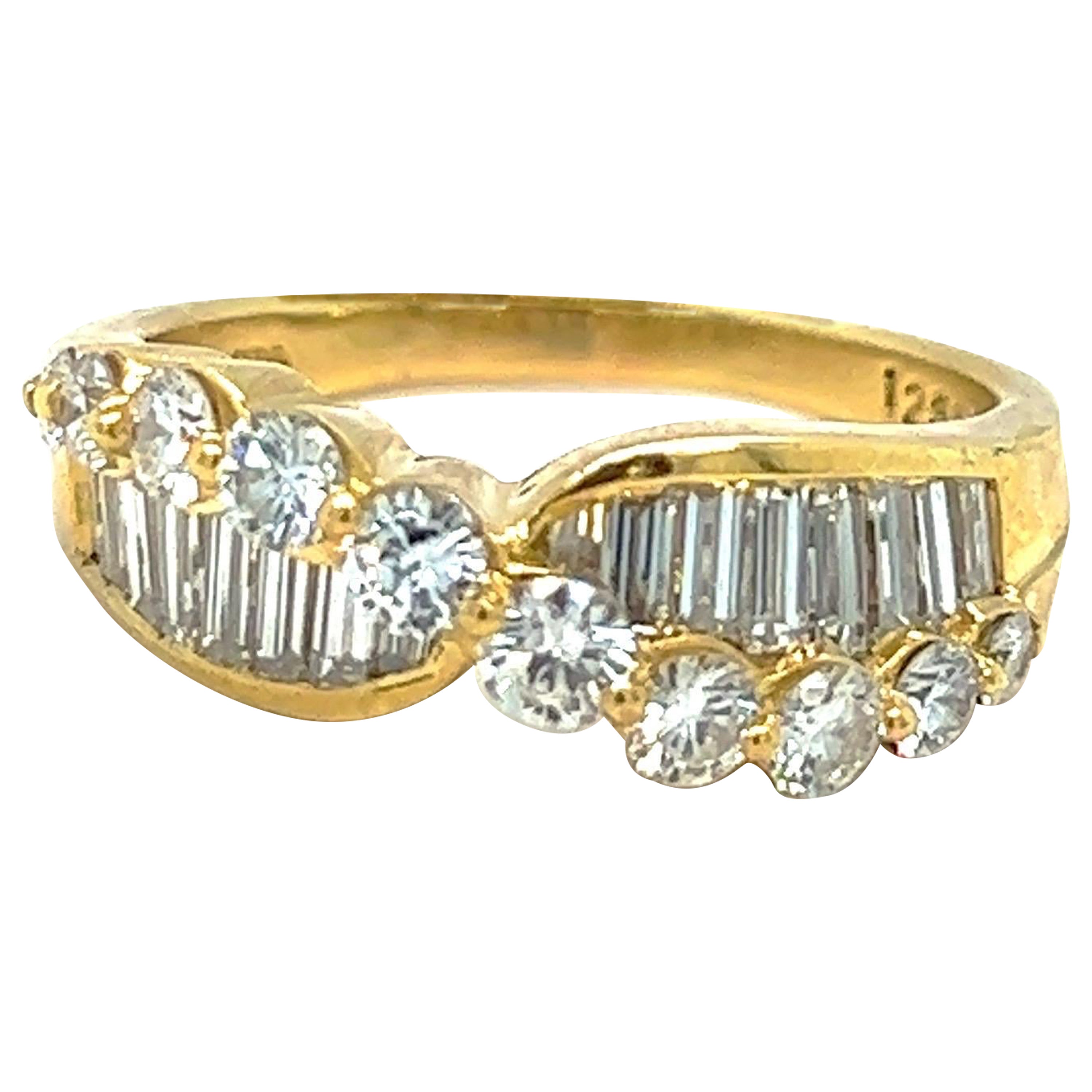 Nova, oro giallo 18KT, 1,93 carati. Anello con diamante rotondo e baguette