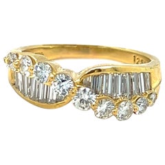 Nova, oro giallo 18KT, 1,93 carati. Anello con diamante rotondo e baguette