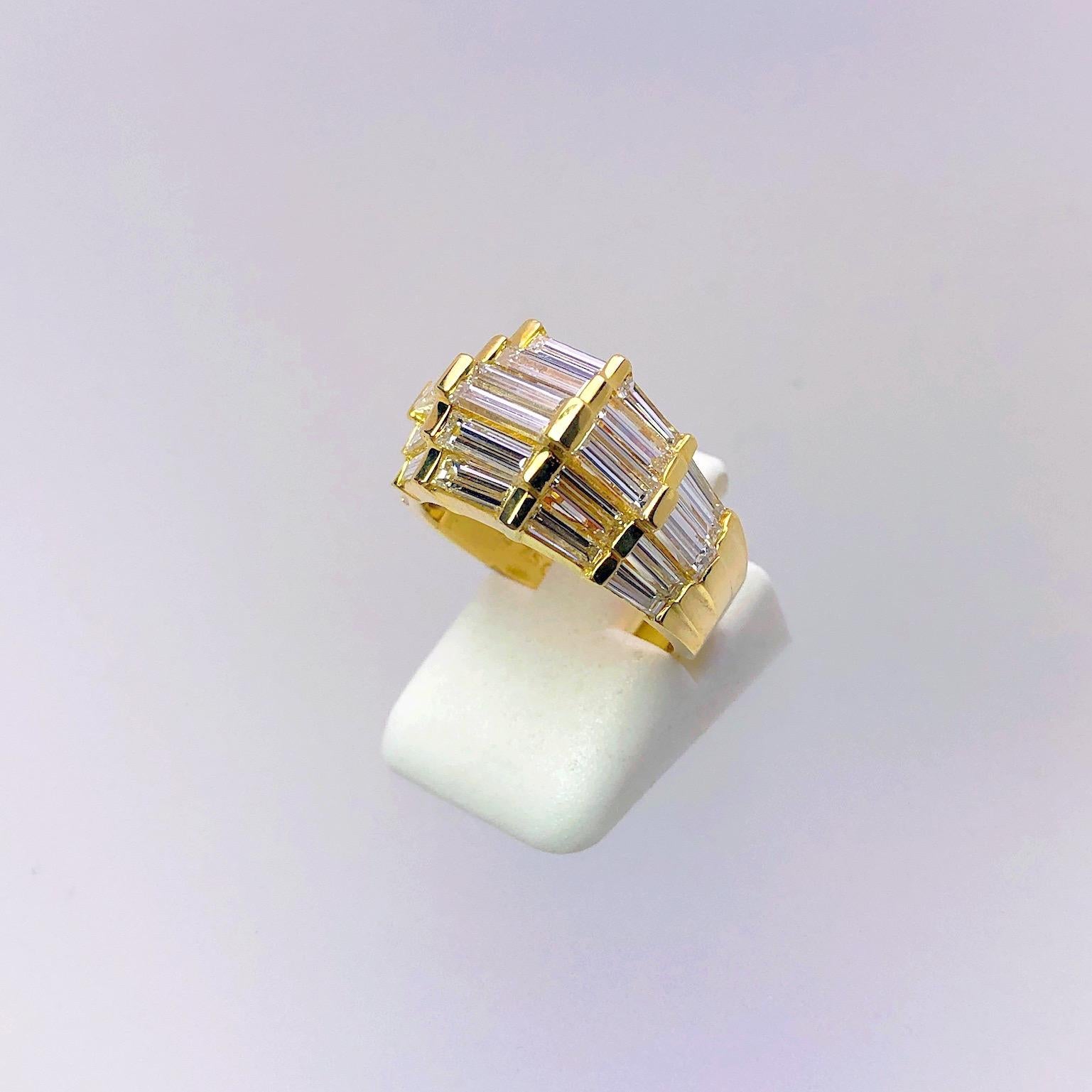 Modern Nova 18 Karat Yellow Gold and 4.35 Carat Diamond Baguette Ring For Sale