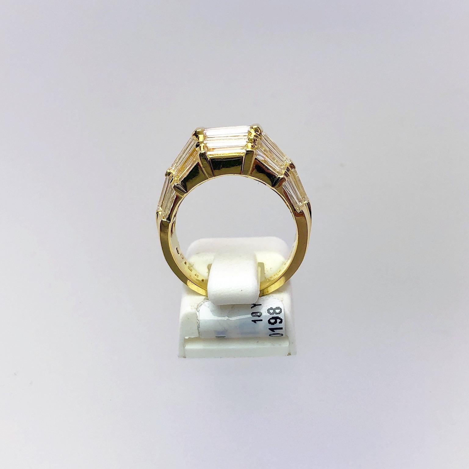 Nova 18 Karat Gelbgold und 4,35 Karat Diamant Baguette Ring für Damen oder Herren im Angebot