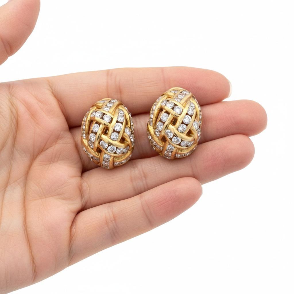 Orecchini a cerchio in oro giallo 18kt Nova con 4,20 carati di diamanti in vendita 3