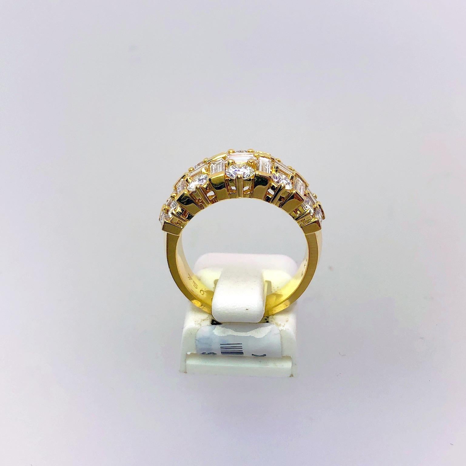 Contemporary Nova 18 Karat Yellow Gold Ring with 3.48 Carat Round and Baguette Diamonds For Sale