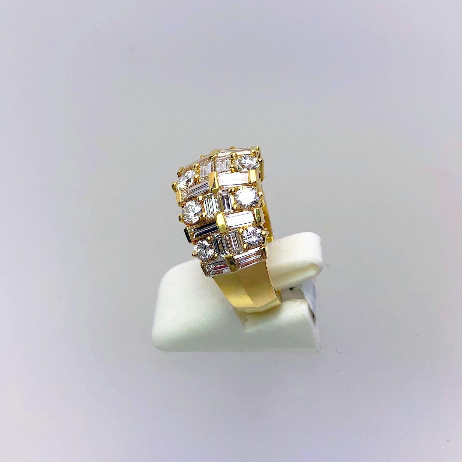 Round Cut Nova 18 Karat Yellow Gold Ring with 3.48 Carat Round and Baguette Diamonds For Sale
