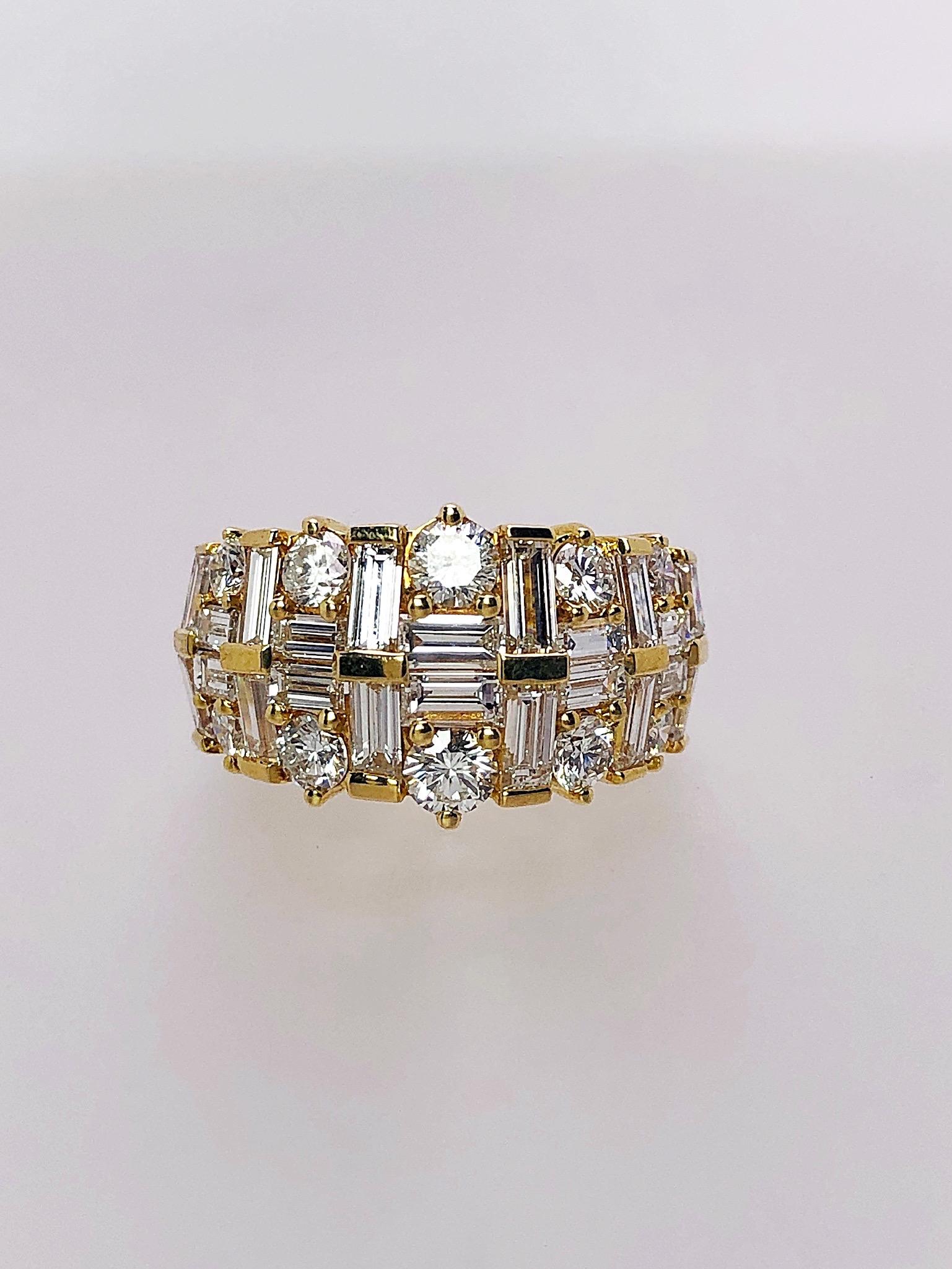 Nova 18 Karat Yellow Gold Ring with 3.48 Carat Round and Baguette Diamonds In New Condition For Sale In New York, NY