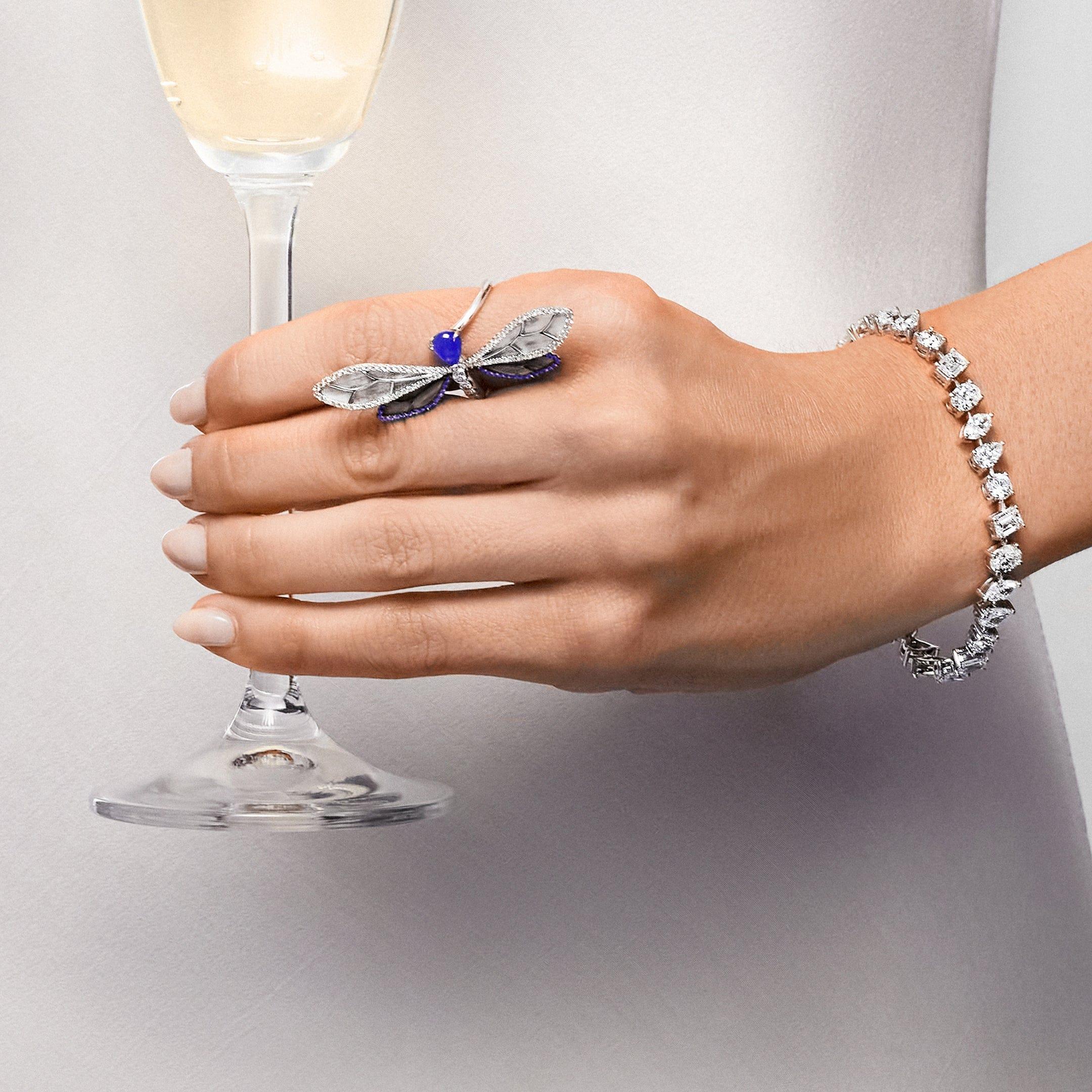 Il braccialetto Novatennis è uno splendido esempio di maestria ed eleganza, con un mix di diamanti multiformi per un totale di 6,61 carati. Incastonato in oro bianco 18 carati con una raffinata incastonatura a tre punte, questo braccialetto tennis