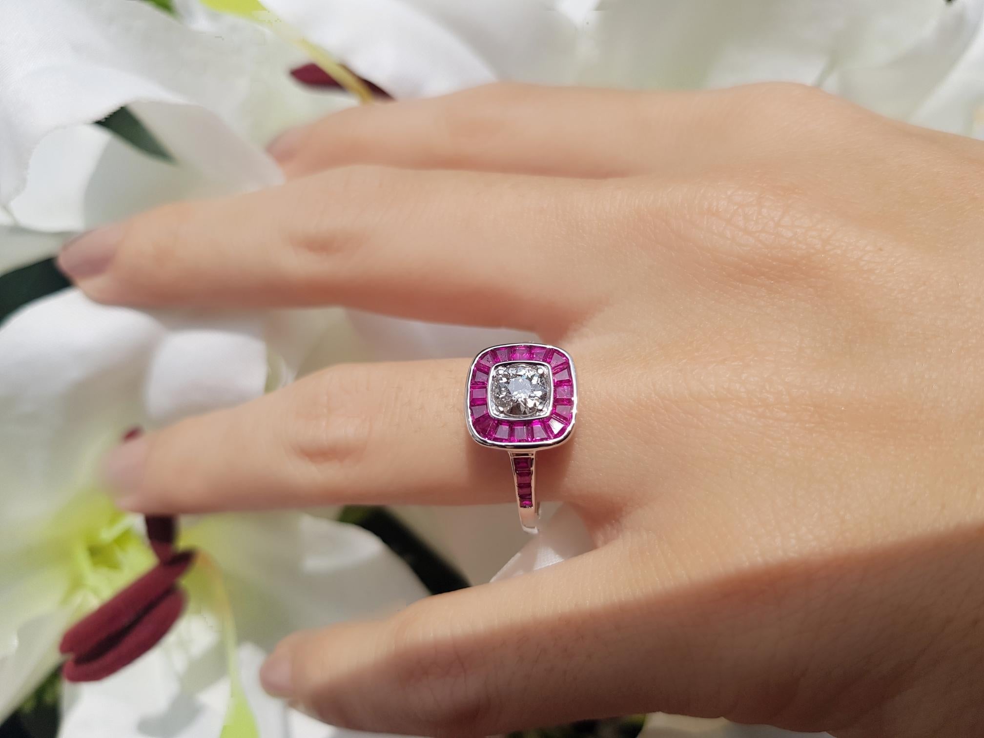 Bague de fiançailles de style Art déco en or blanc 18 carats avec diamants et rubis 4