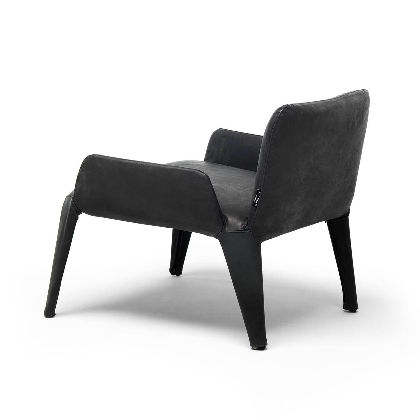 Part of the Nova collection, this striking armchair will add a bold accent to a contemporary living room and can be combined with the other chairs and the Nova two-seat sofa for a complete look, suitable also for small rooms. The sophisticated and
