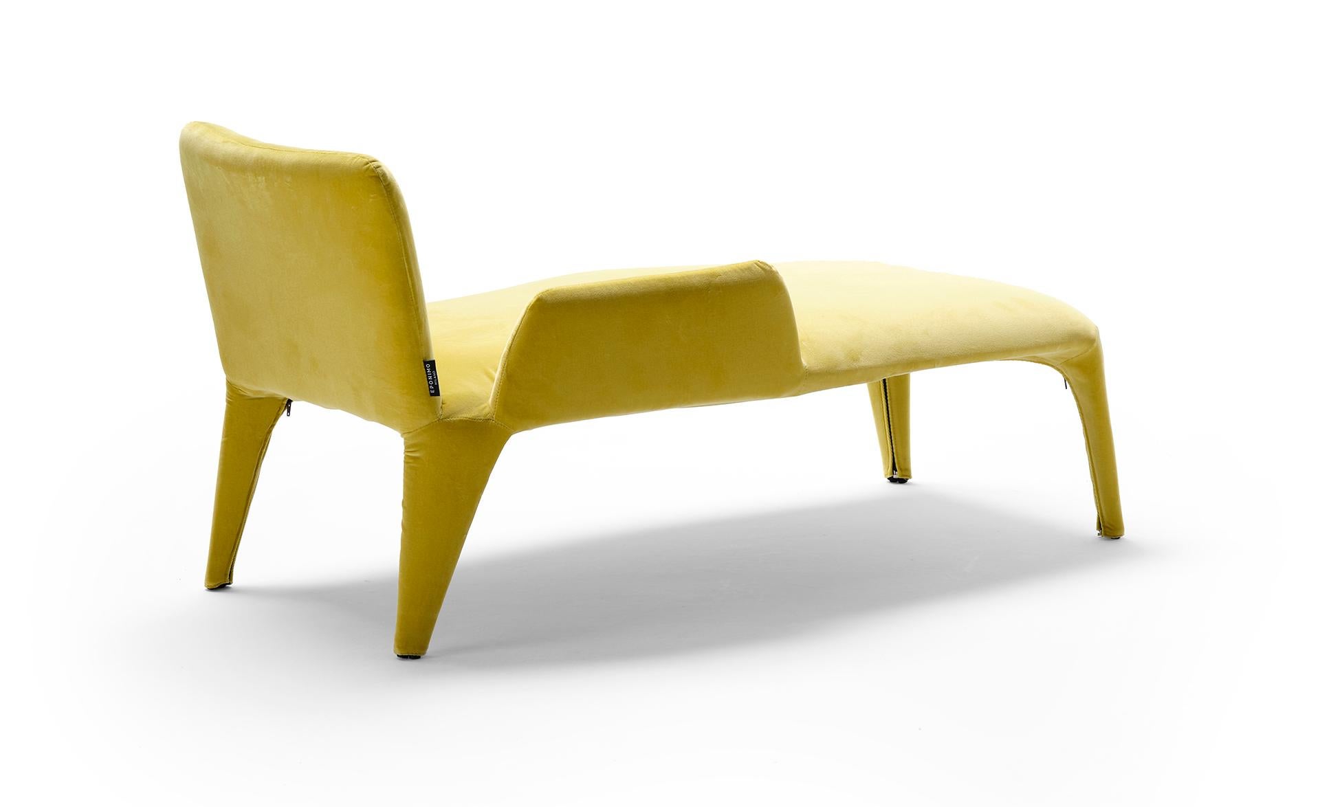 The Nova chaise longue, designed in 2021 for the dressing rooms of the Arcimboldi theatre in Milano, is a compact but theatrical piece that easily finds its place in any environment. It has a precious look but it is light-weight and it features a