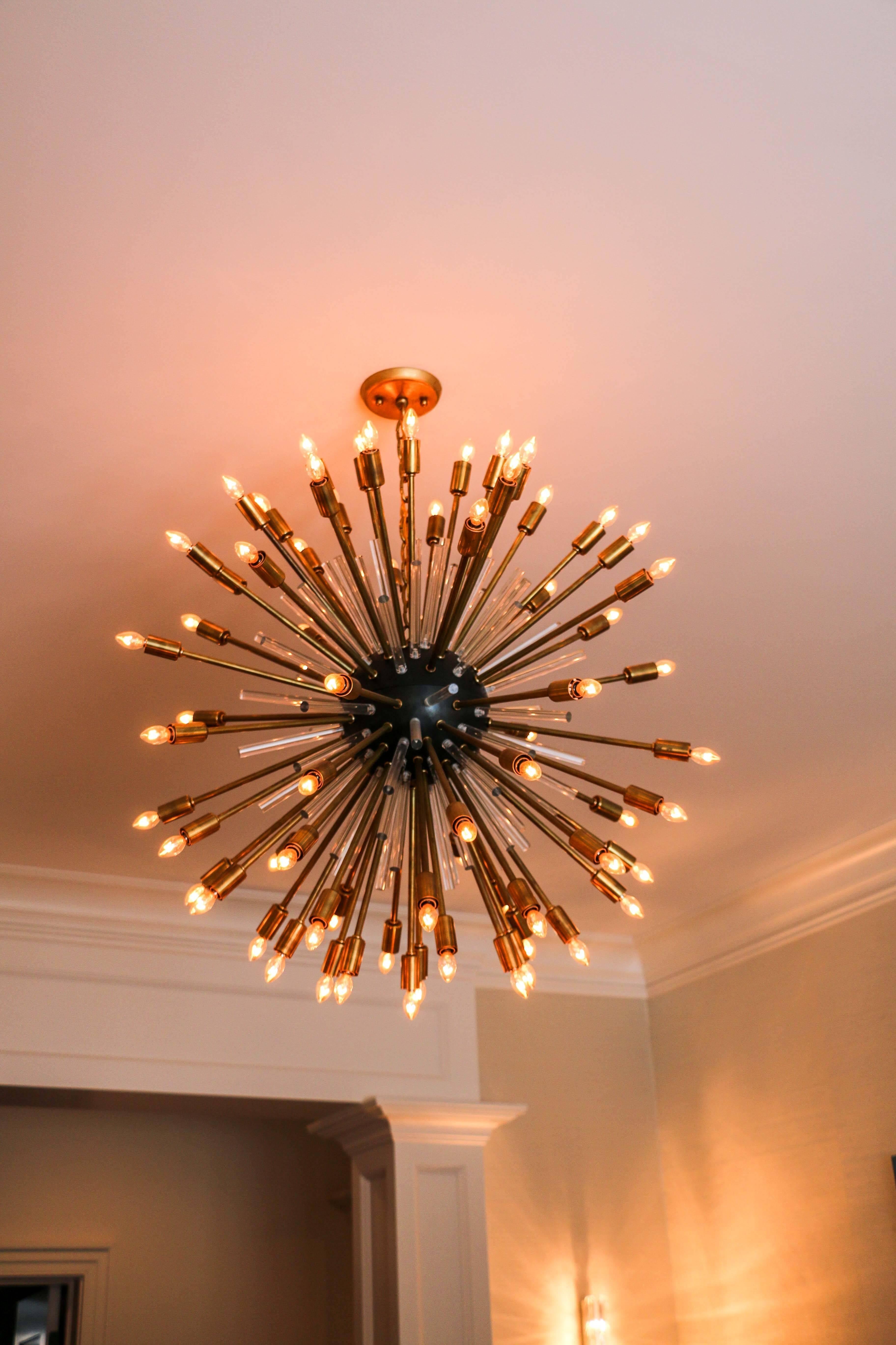 Huilé Lustre Nova de Downtown, laiton naturel, bronze huilé, Lucite, 74 lampes en vente