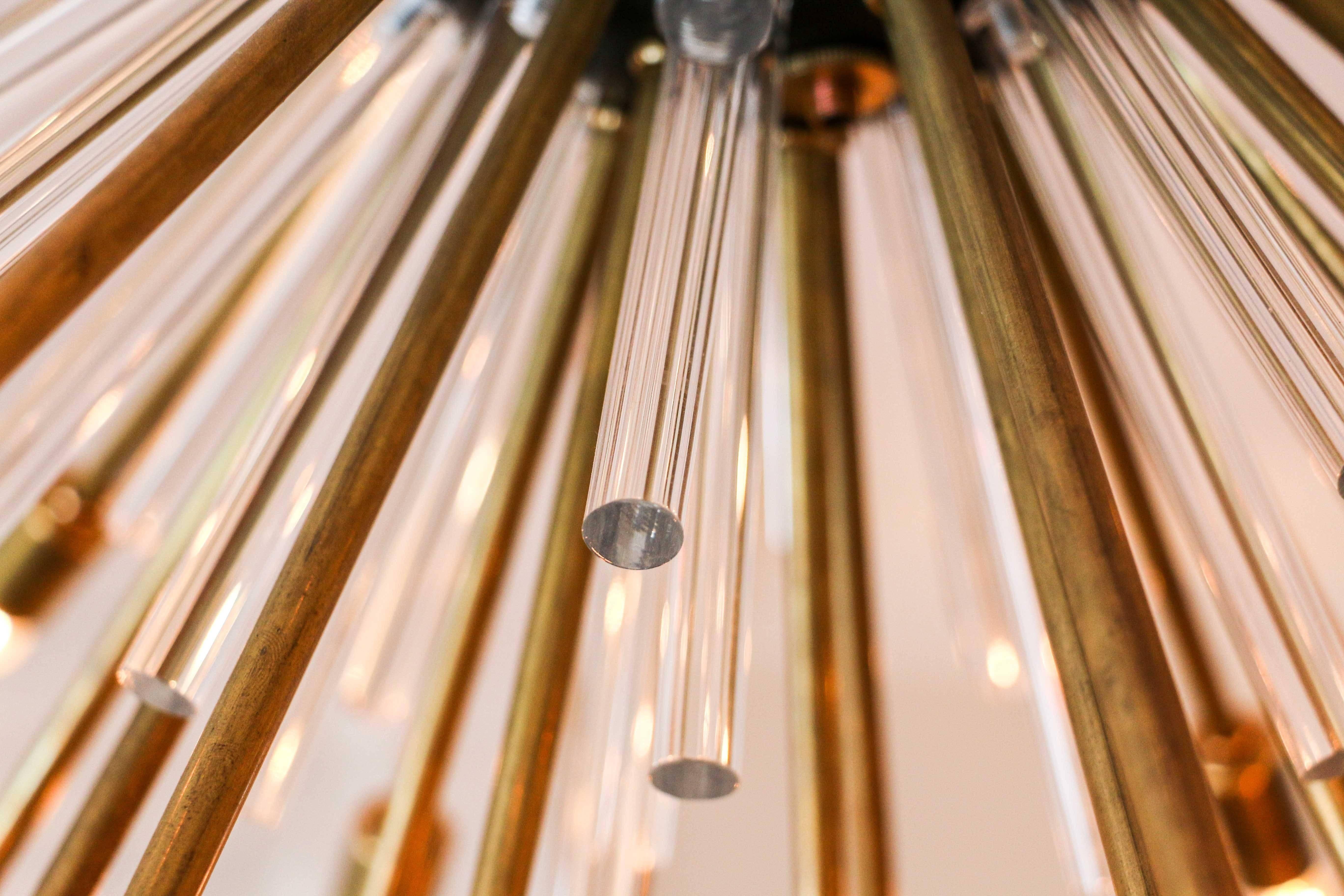 Nova-Kronleuchter von Downtown, natürliche Brüche, Ölgeriebene Bronze, Lucite, 74 Lichter (Messing) im Angebot