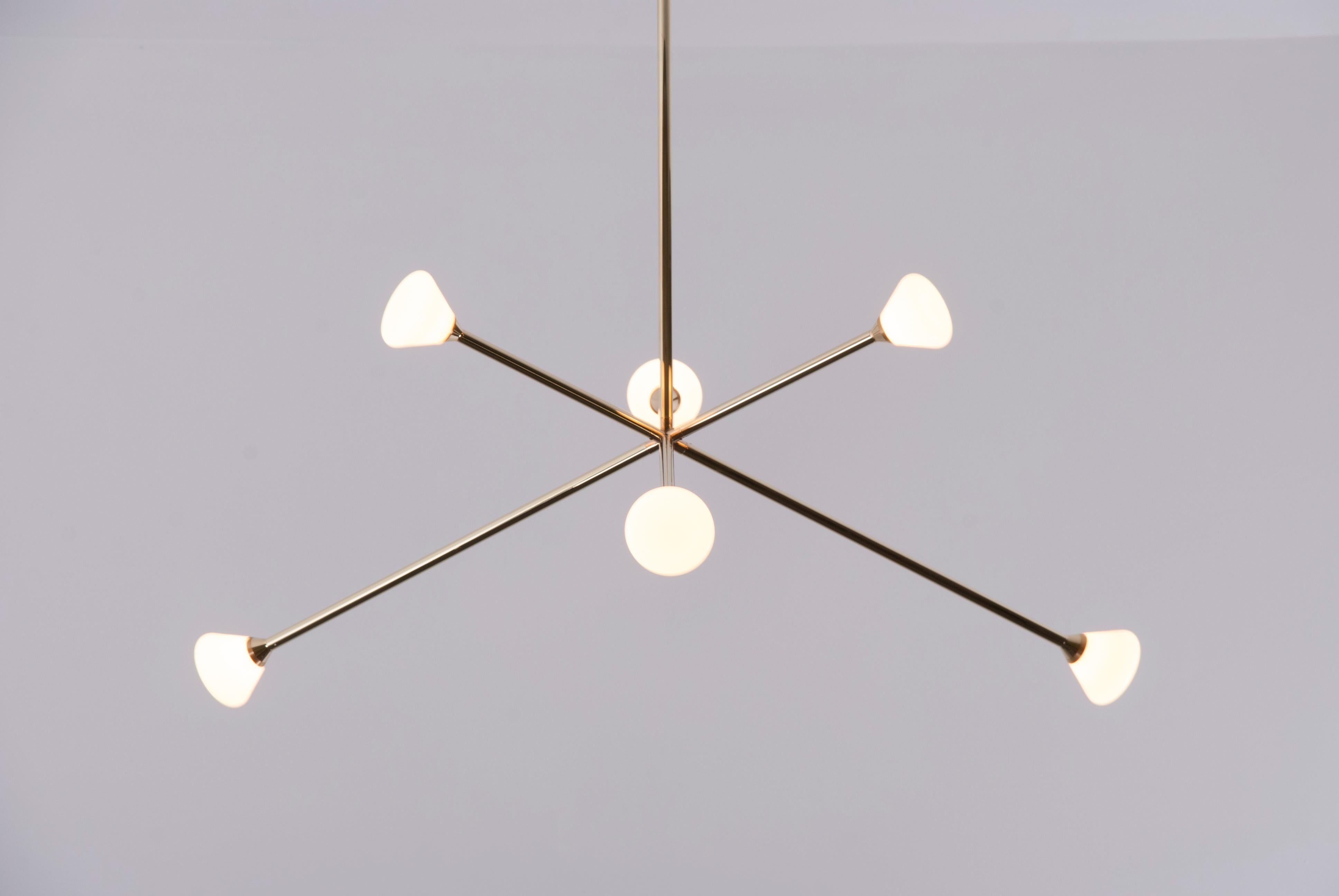 Moderno Lampadario Nova, lampadario moderno a rami in ottone a LED in vendita