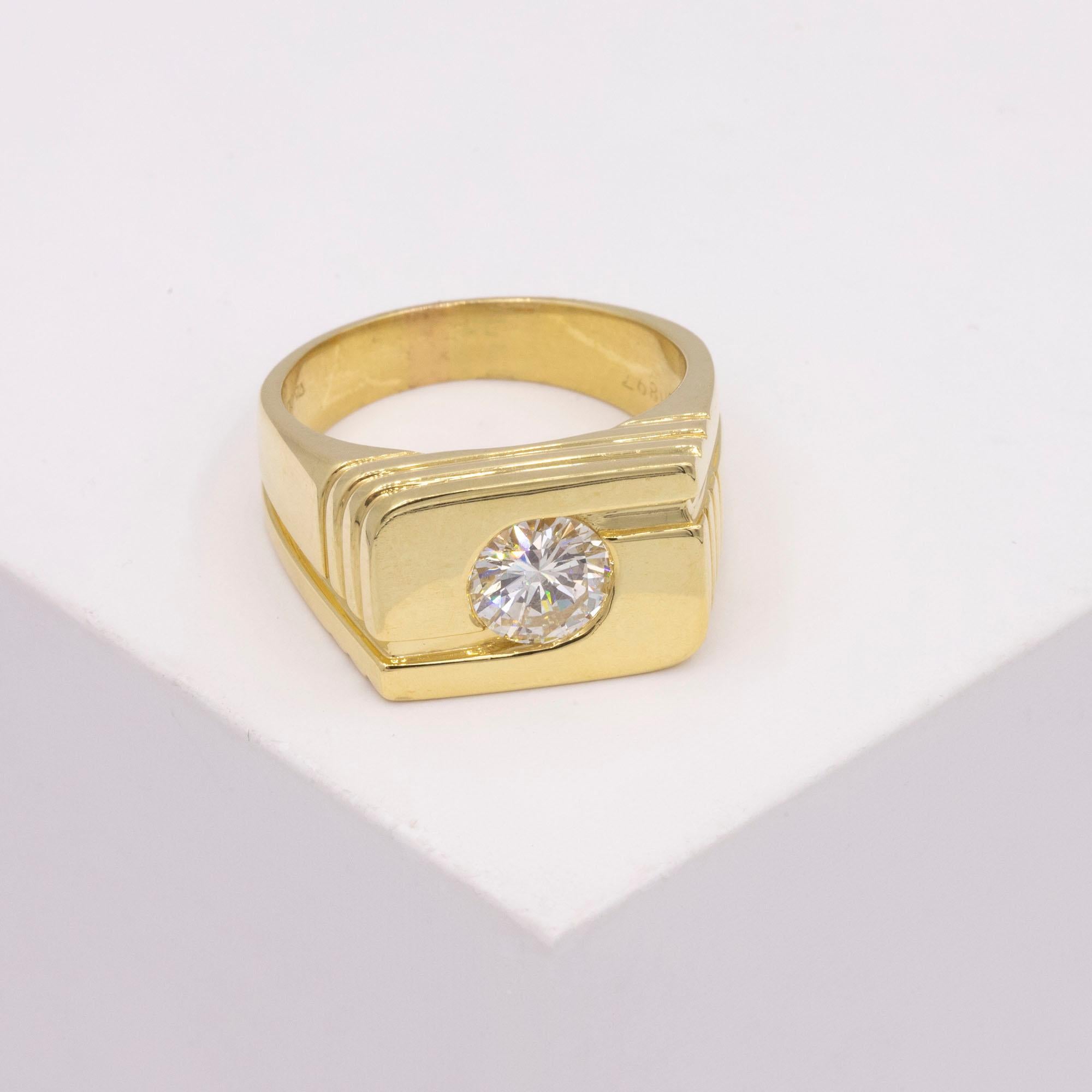 diamantring aus 18kt Gelbgold. Gestempelt NOVA. Der Diamant wiegt ca. 1,25 Karat und hat eine Farbe von J-K und eine Reinheit von SI1. Der Ring misst 11,80 mm an der Spitze mit dem Schaft  abstufung von 9,20 mm bis 5 mm. Die NOVA  das Abzeichen ist