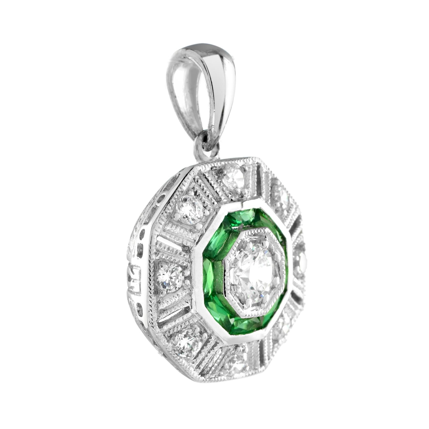 Taille ronde Pendentif cible octogonal de style Art déco en or blanc 14 carats avec diamants et émeraudes en vente