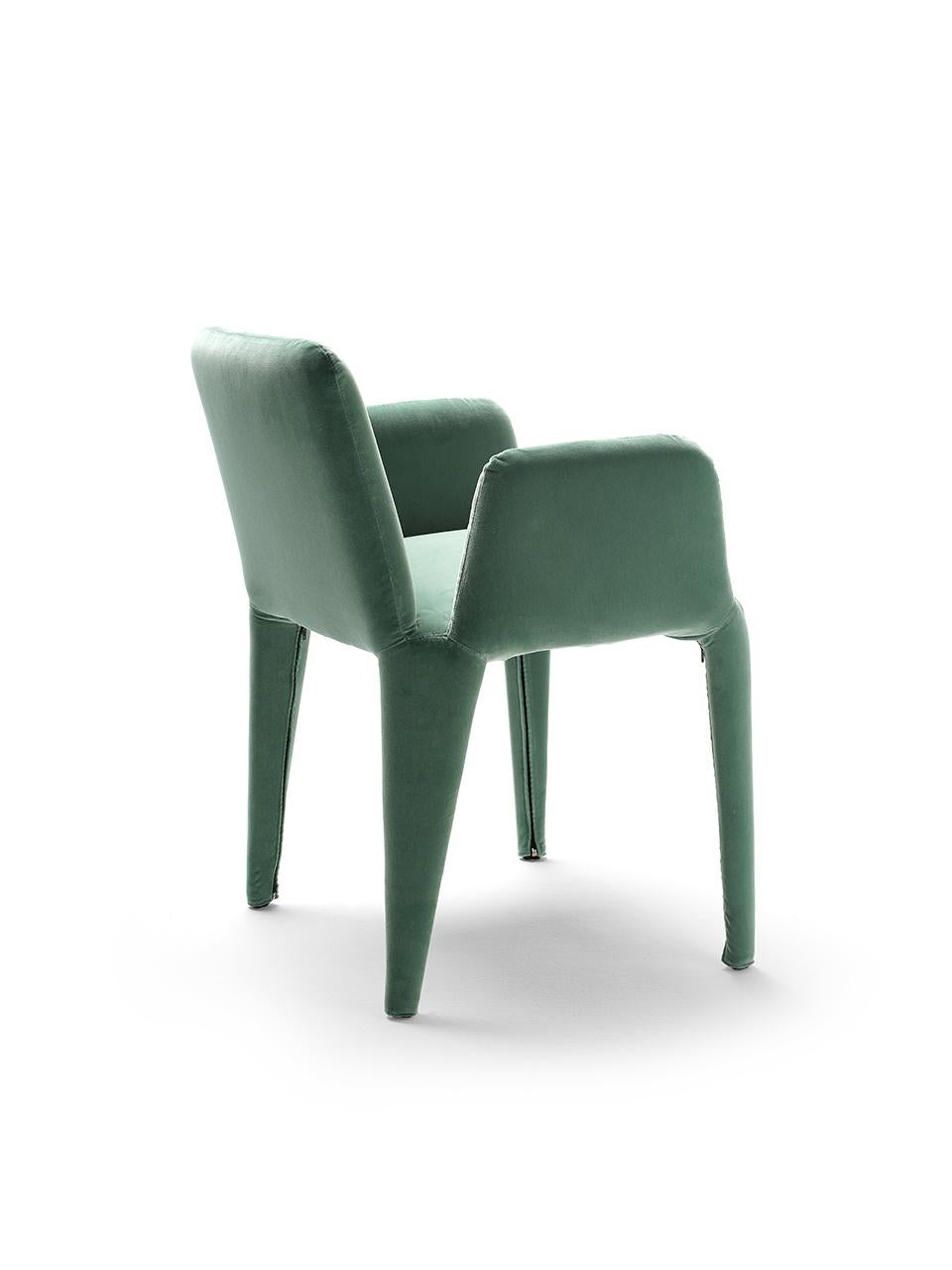 Der kleine Sessel Nova ist das jüngste Mitglied der gleichnamigen Produktfamilie. Es handelt sich um einen leichten Textilsessel mit edler Optik und einem vollständig abnehmbaren Stoffbezug. Die innere Struktur besteht aus einem minimalen