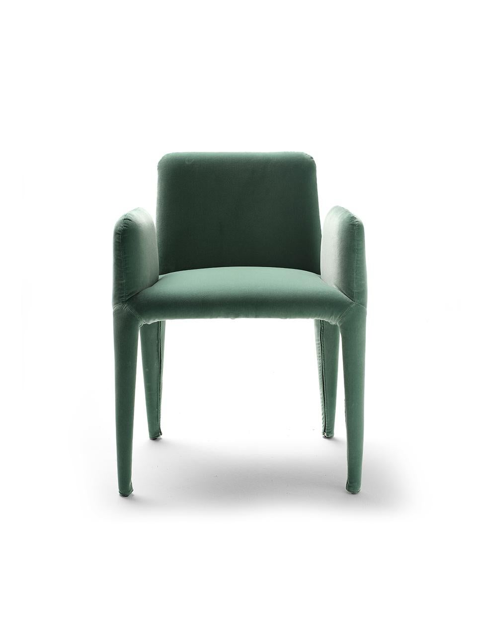 italien Petit fauteuil en textile moderne du 21e siècle avec revêtement en velours de coton amovible en vente