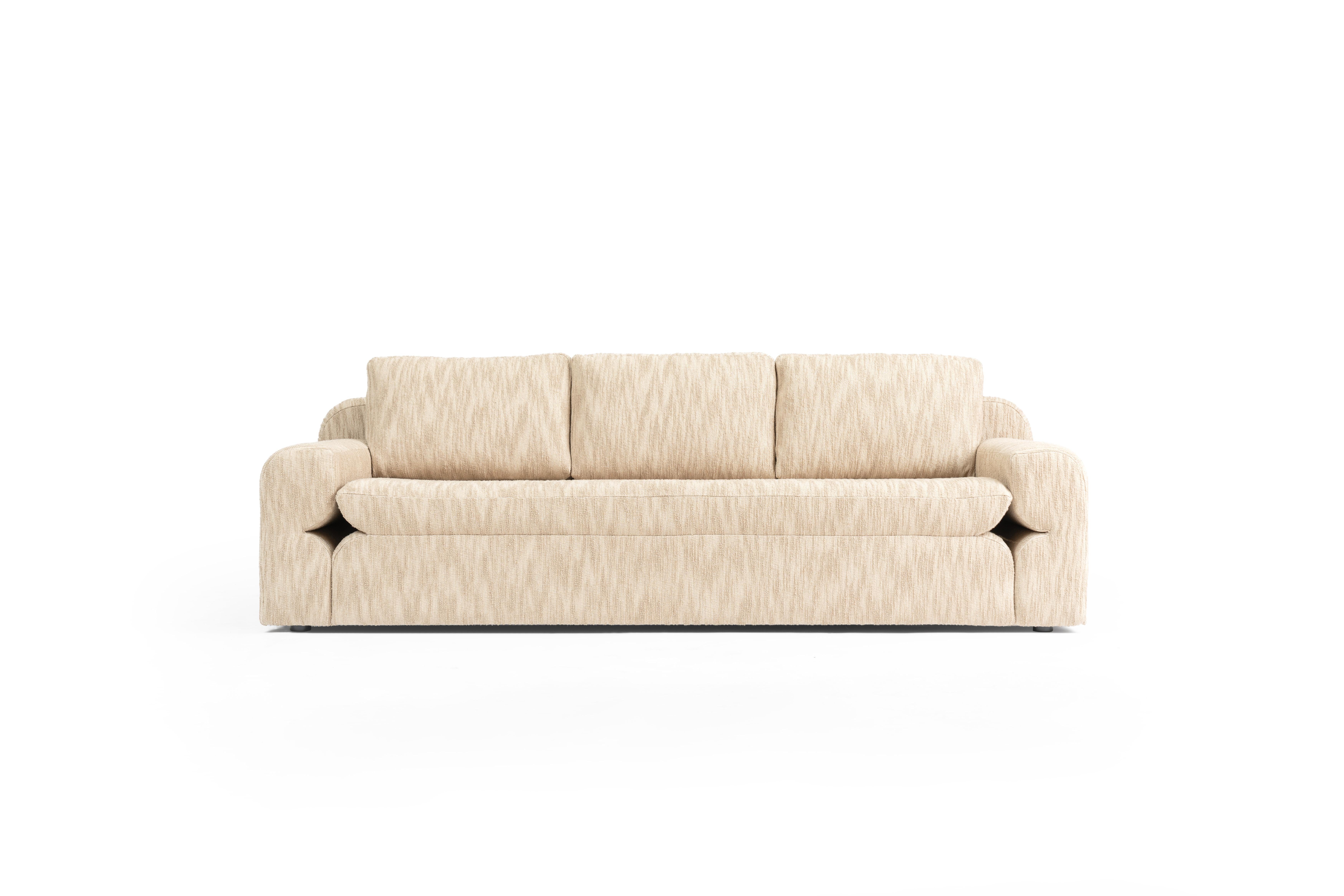 Nova Sofa di RALPH M.
Dimensioni: L 230 x P 100 x H 64 cm. 
Materiali: Faggio massiccio, Fabrice.

Dettagli: 
Telaio: Faggio massiccio.
Molleggio del sedile: Fettuccia elastica intrecciata.
Cuscino del sedile: Schiuma HR 37 kg/m3 ricoperta di