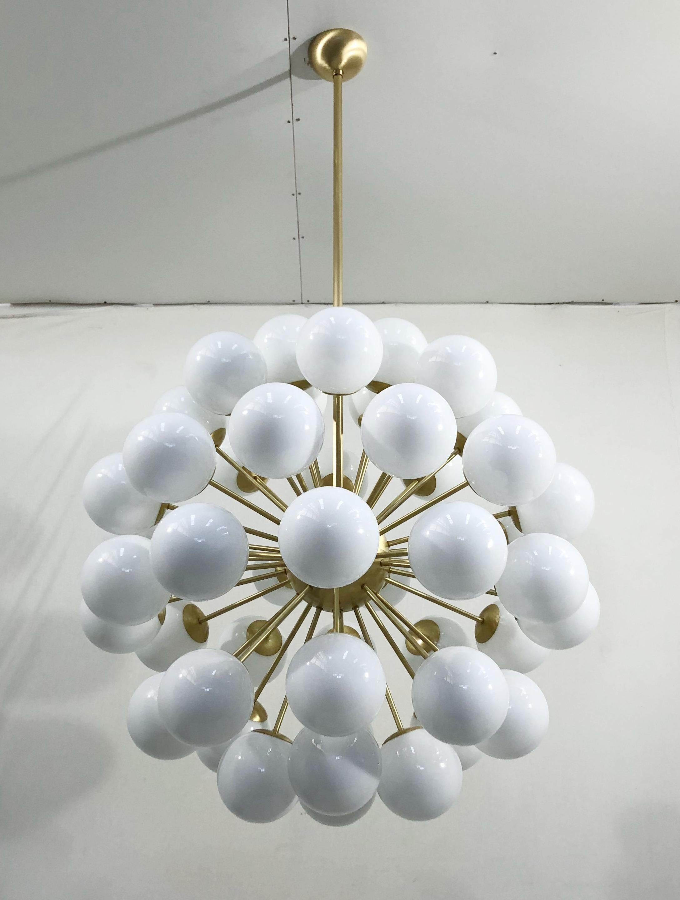 Lampadario italiano sputnik con 48 globi in vetro di Murano montati su una struttura in ottone / Disegnato da Fabio Bergomi per Fabio Ltd / Made in Italy
48 luci / tipo E12 o E14 / max 40W ciascuna
Misure: Diametro 38 pollici, altezza 38 pollici più