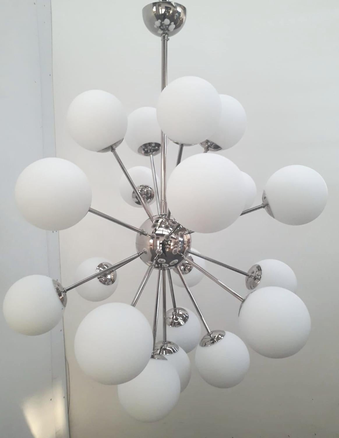 Lampadario sputnik italiano con 21 globi in vetro di Murano montati su una struttura in metallo con finitura in nichel lucido / Disegnato da Fabio Bergomi per Fabio Ltd / Made in Italy
21 luci / tipo E12 o E14 / max 40W ciascuna
Diametro: 36 pollici