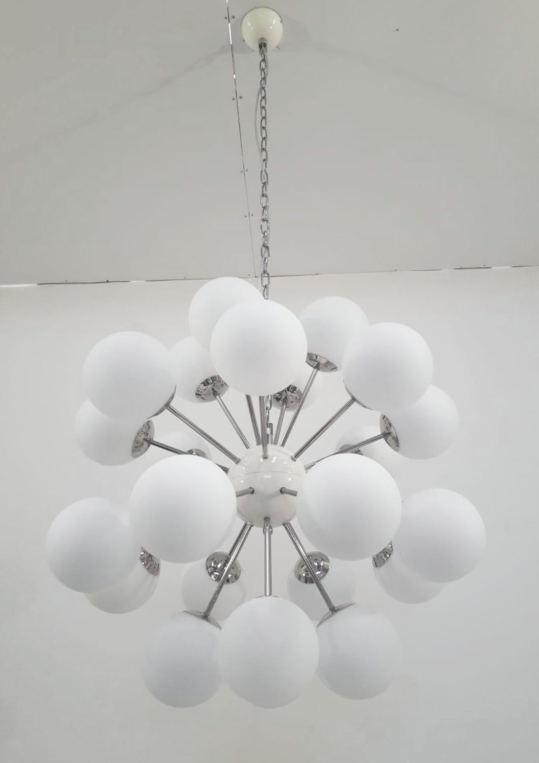 Lampadario sputnik italiano con 24 globi in vetro di Murano montati su una struttura in metallo con finitura in nichel lucido / Disegnato da Fabio Bergomi per Fabio Ltd / Made in Italy 
24 luci / tipo E12 o E14 / max 40W ciascuna 
Misure: Diametro