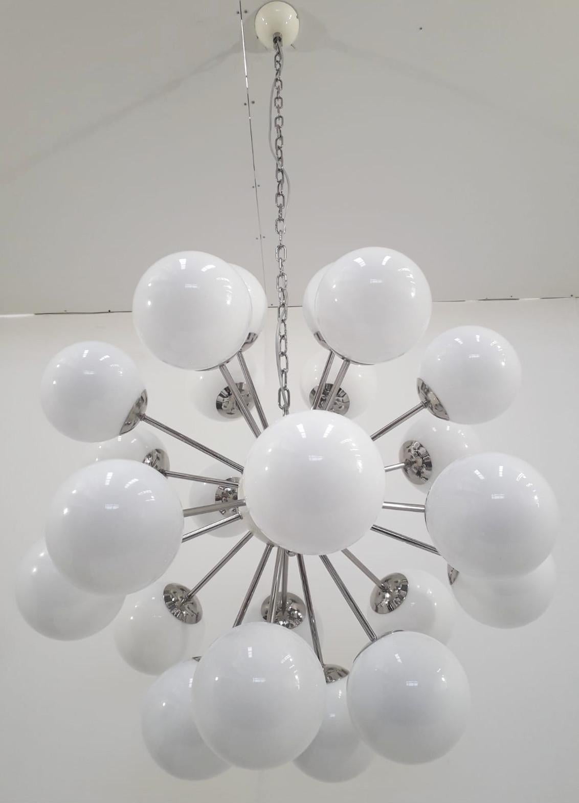 Lampadario sputnik italiano con 24 globi in vetro di Murano montati su una struttura in metallo con finitura in nichel lucido / Disegnato da Fabio Bergomi per Fabio Ltd / Made in Italy 
24 luci / tipo E12 o E14 / max 40W ciascuna 
Misure: Diametro