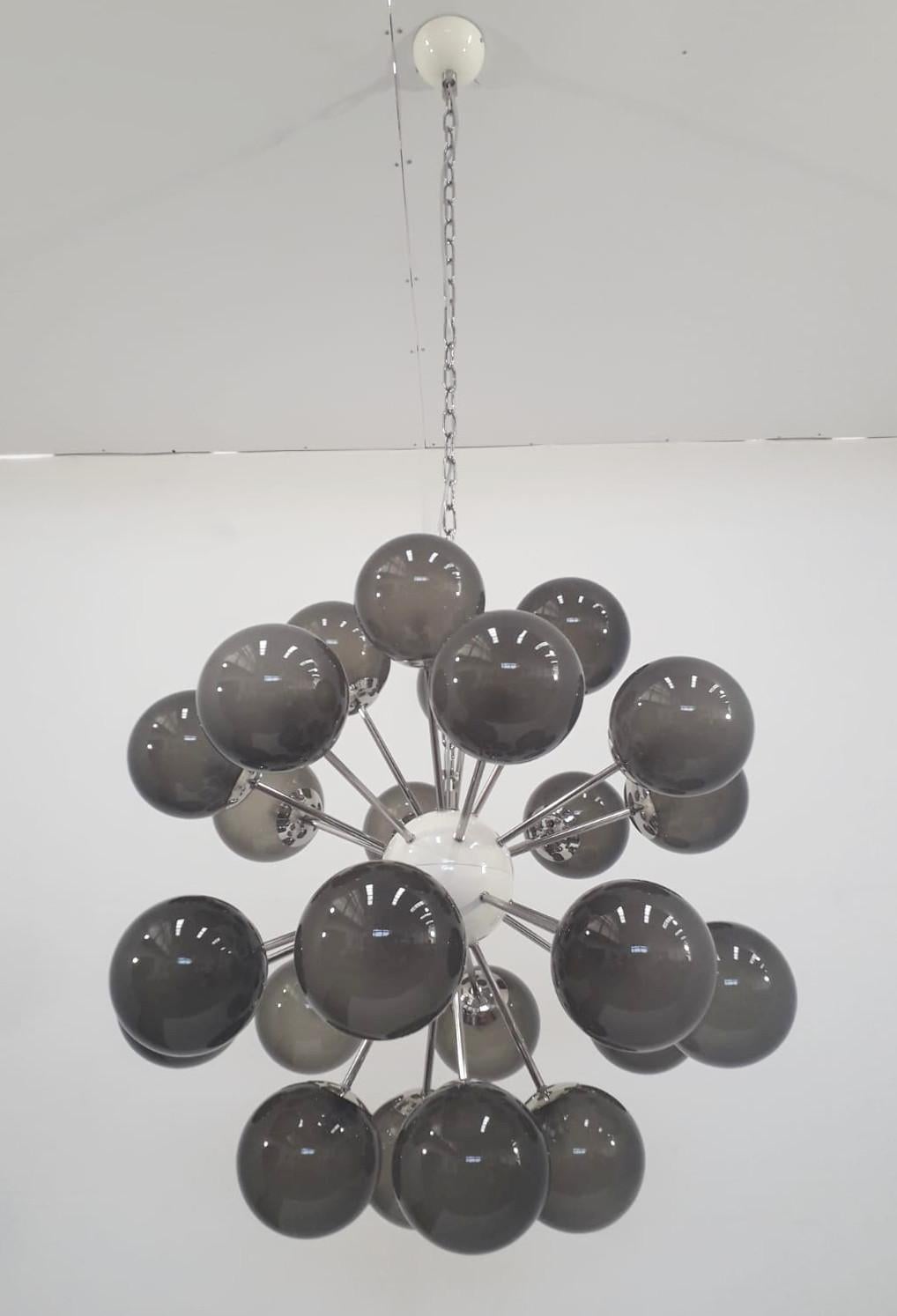 Lampadario sputnik italiano con 24 globi in vetro di Murano montati su una struttura in metallo con finitura in nichel lucido / Disegnato da Fabio Bergomi per Fabio Ltd / Made in Italy 
24 luci / tipo E12 o E14 / max 40W ciascuna 
Misure: Diametro