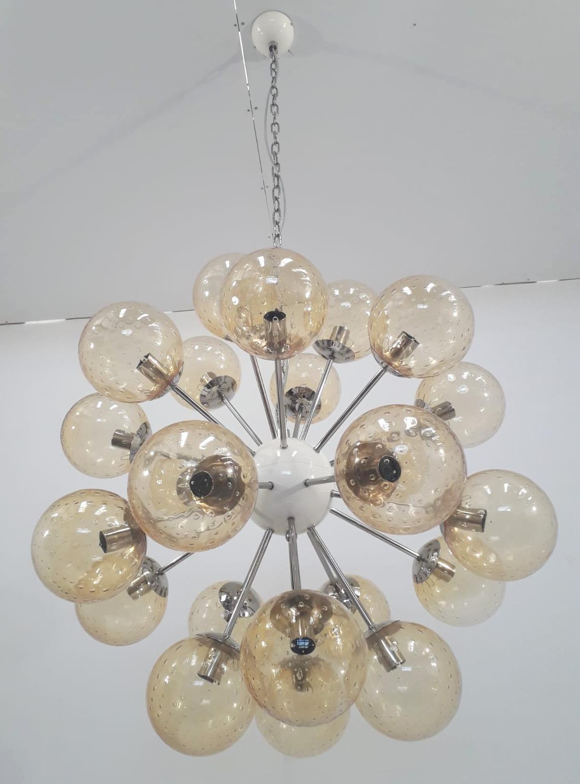 Lampadario sputnik italiano con 24 globi in vetro di Murano montati su una struttura in metallo con finitura in nichel lucido / Disegnato da Fabio Bergomi per Fabio Ltd / Made in Italy 
24 luci / tipo E12 o E14 / max 40W ciascuna 
Misure: Diametro