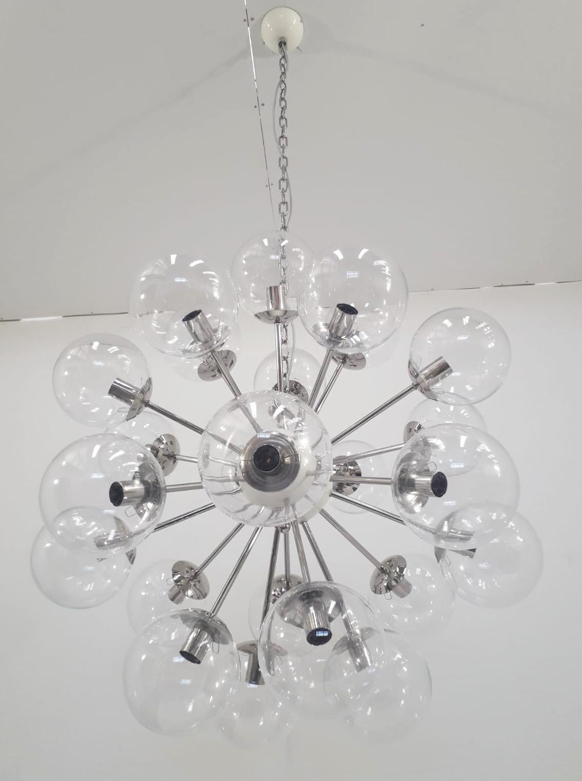 Lampadario sputnik italiano con 24 globi in vetro di Murano montati su una struttura in metallo con finitura in nichel lucido / Disegnato da Fabio Bergomi per Fabio Ltd / Made in Italy 
24 luci / tipo E12 o E14 / max 40W ciascuna 
Misure: Diametro